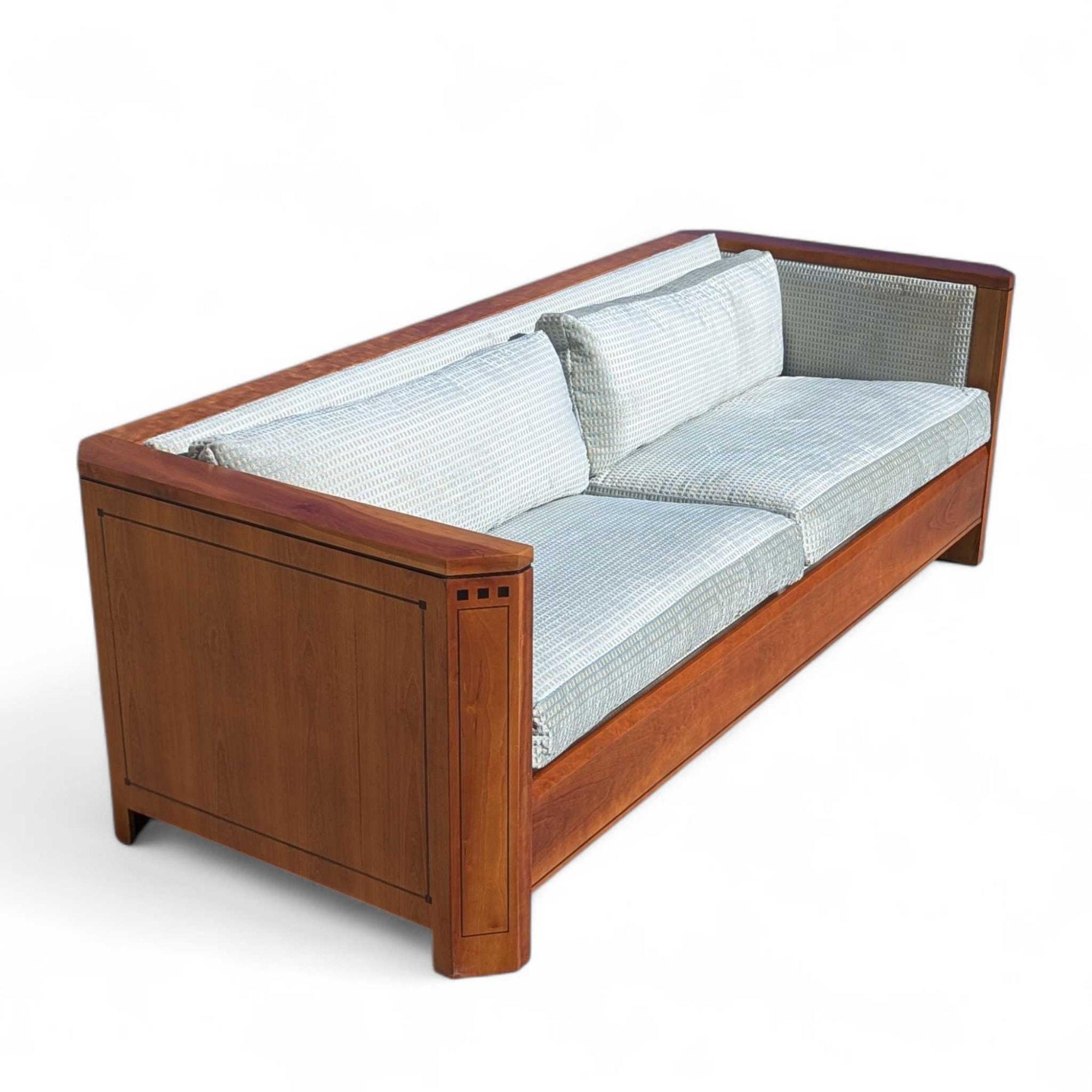 Vintage Stickley Cherry Wood Sofa, blassblaue strukturierte Samtpolsterung im Angebot 4