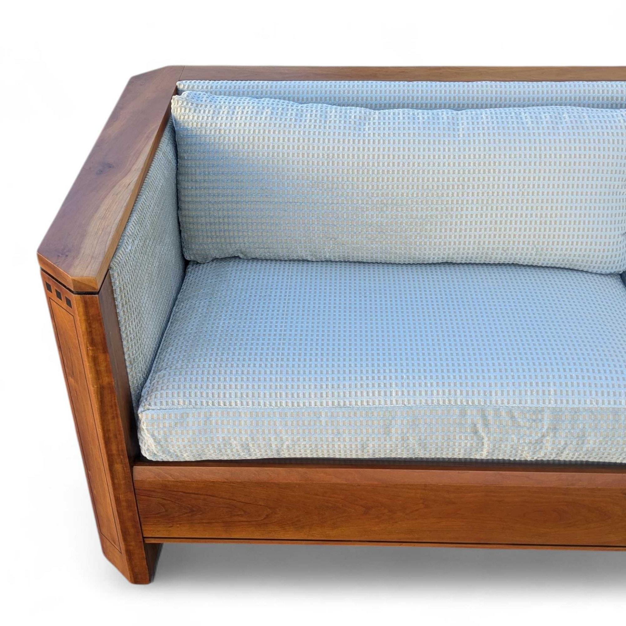Vintage Stickley Cherry Wood Sofa, blassblaue strukturierte Samtpolsterung im Angebot 5