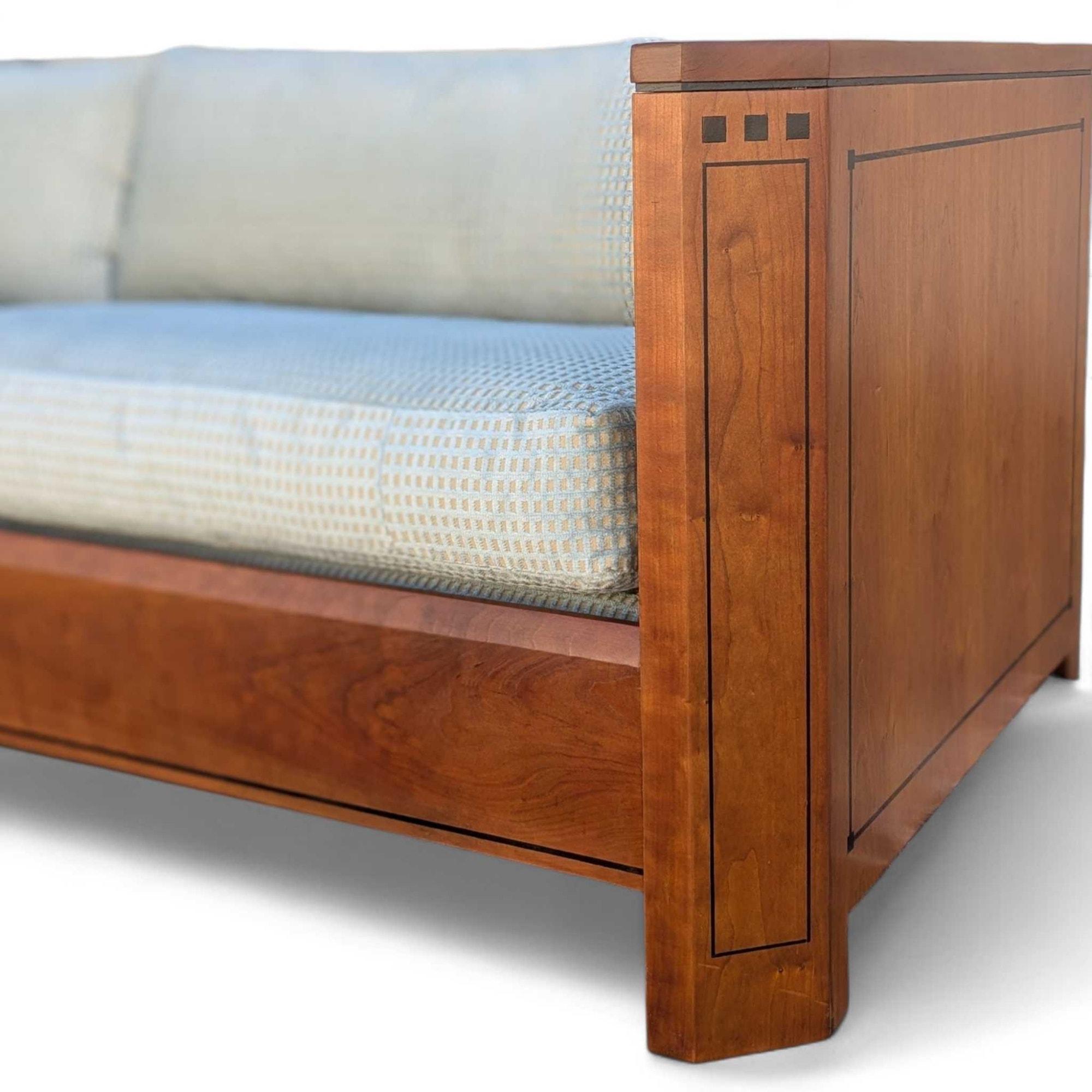 Vintage Stickley Cherry Wood Sofa, blassblaue strukturierte Samtpolsterung im Angebot 7
