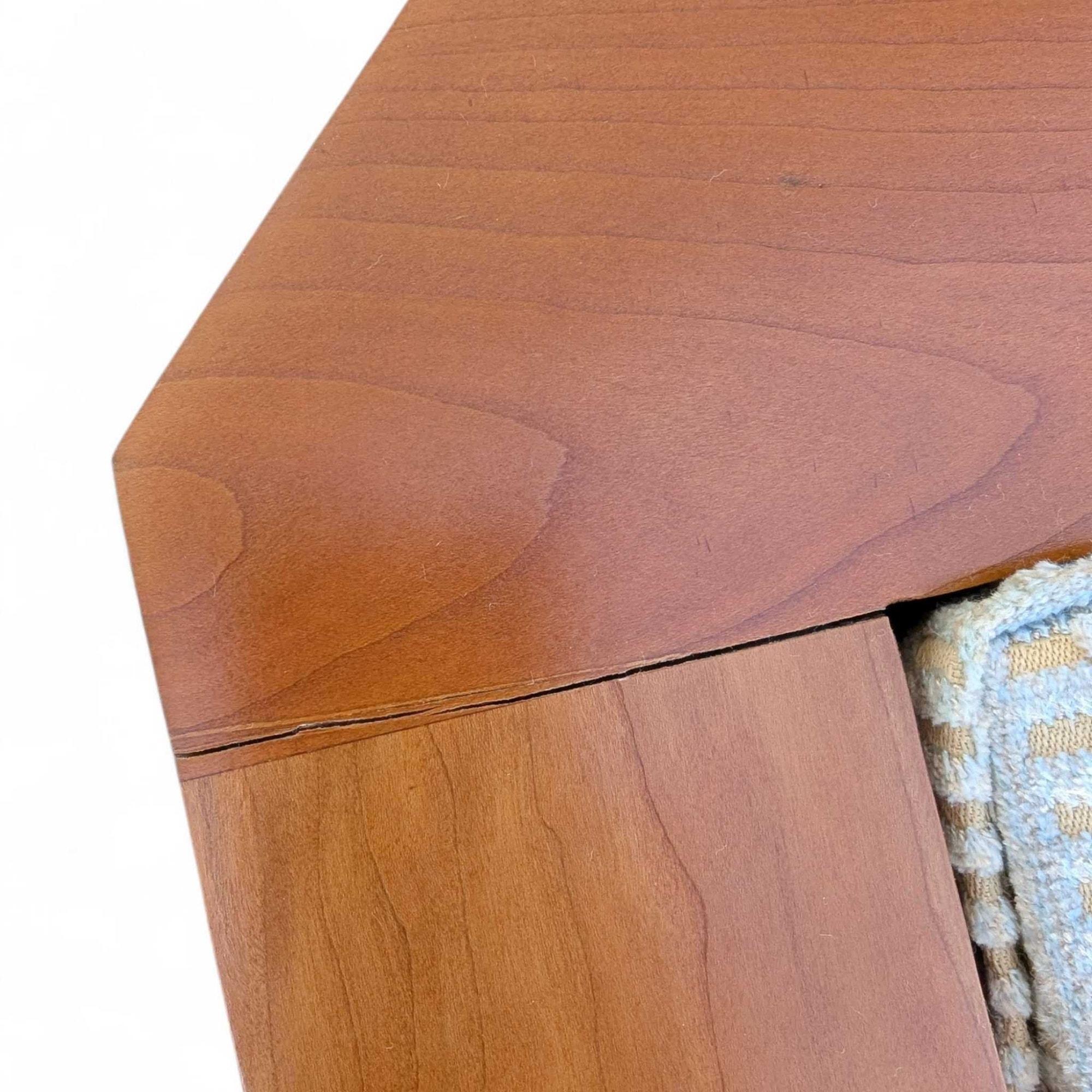 Vintage Stickley Cherry Wood Sofa, blassblaue strukturierte Samtpolsterung im Angebot 9