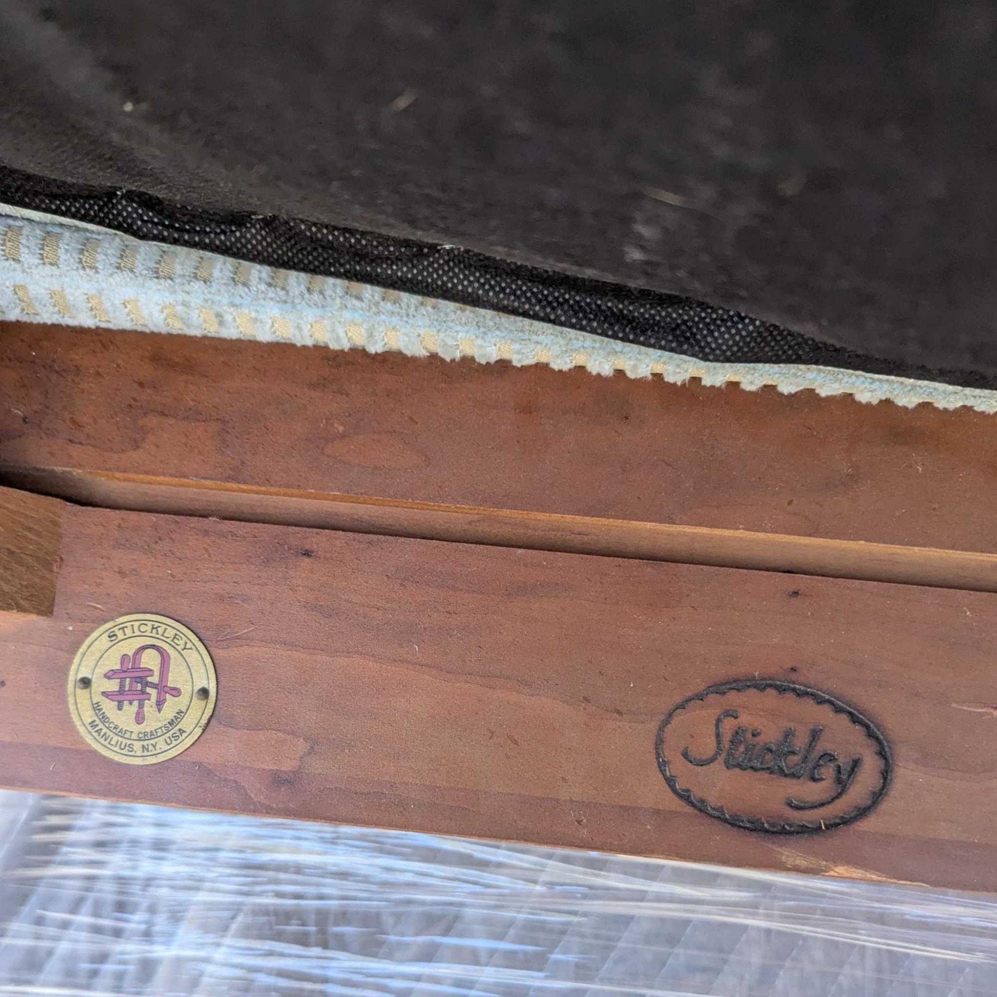 Vintage Stickley Cherry Wood Sofa, blassblaue strukturierte Samtpolsterung im Angebot 10