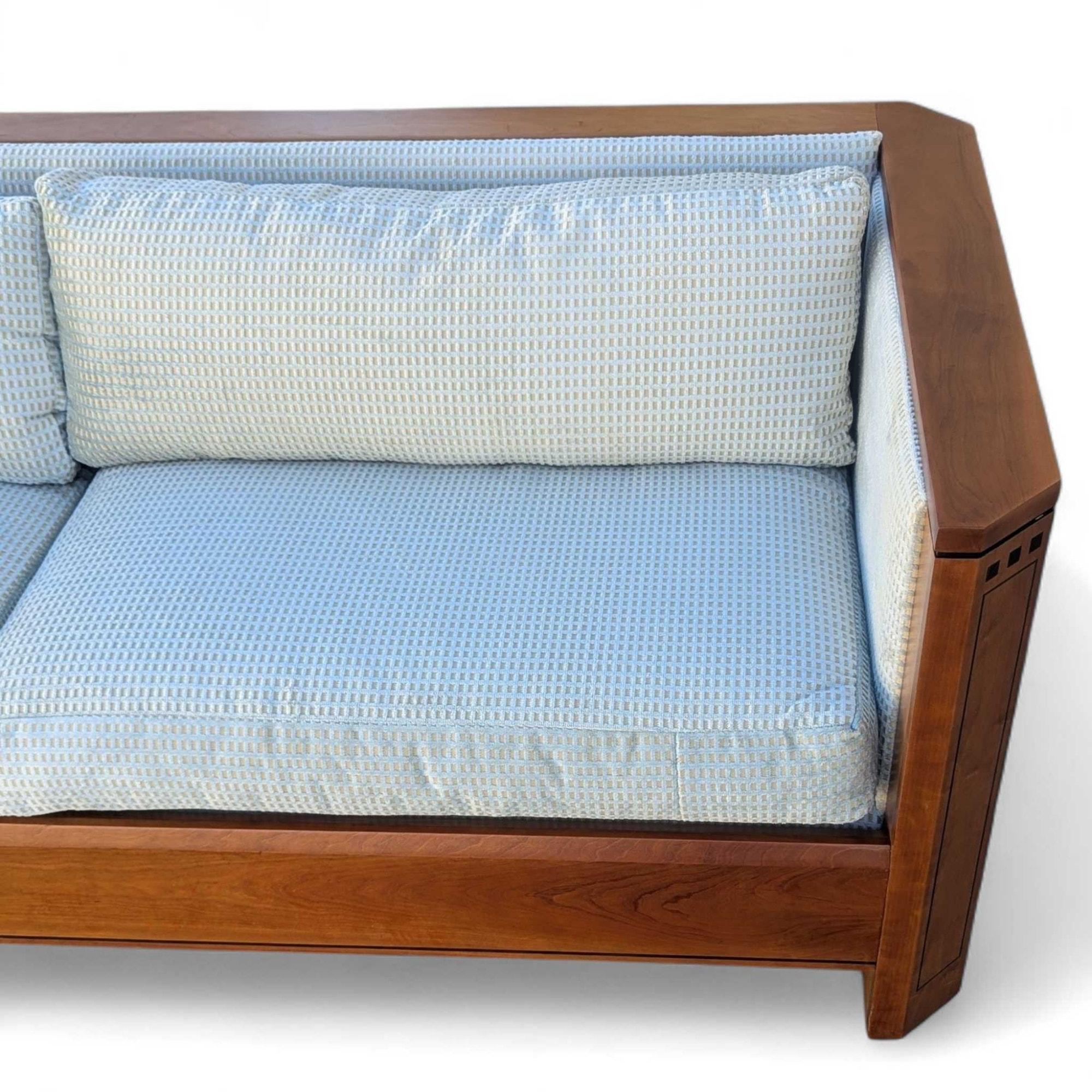 Vintage Stickley Cherry Wood Sofa, blassblaue strukturierte Samtpolsterung im Angebot 13