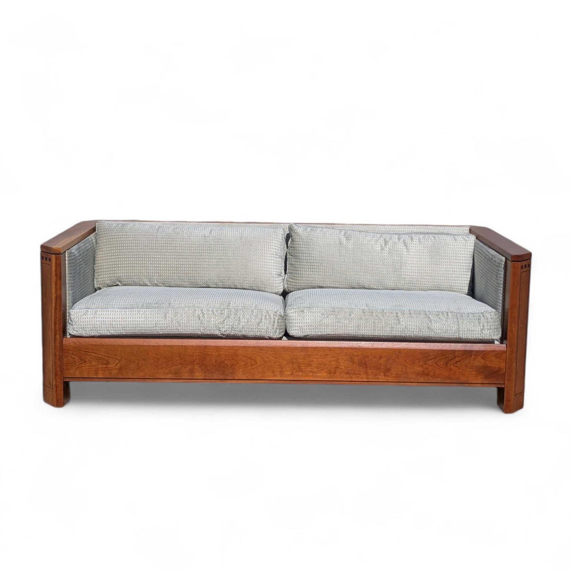 Ein wunderschön restauriertes Stickley-Sofa, handgefertigt in Manlius, New York, das die Wärme des Kirschbaums mit zeitloser Handwerkskunst im Missionsstil verbindet.

Das Gestell ist aus massivem Kirschbaum und Kirschbaumfurnier auf Massivholz