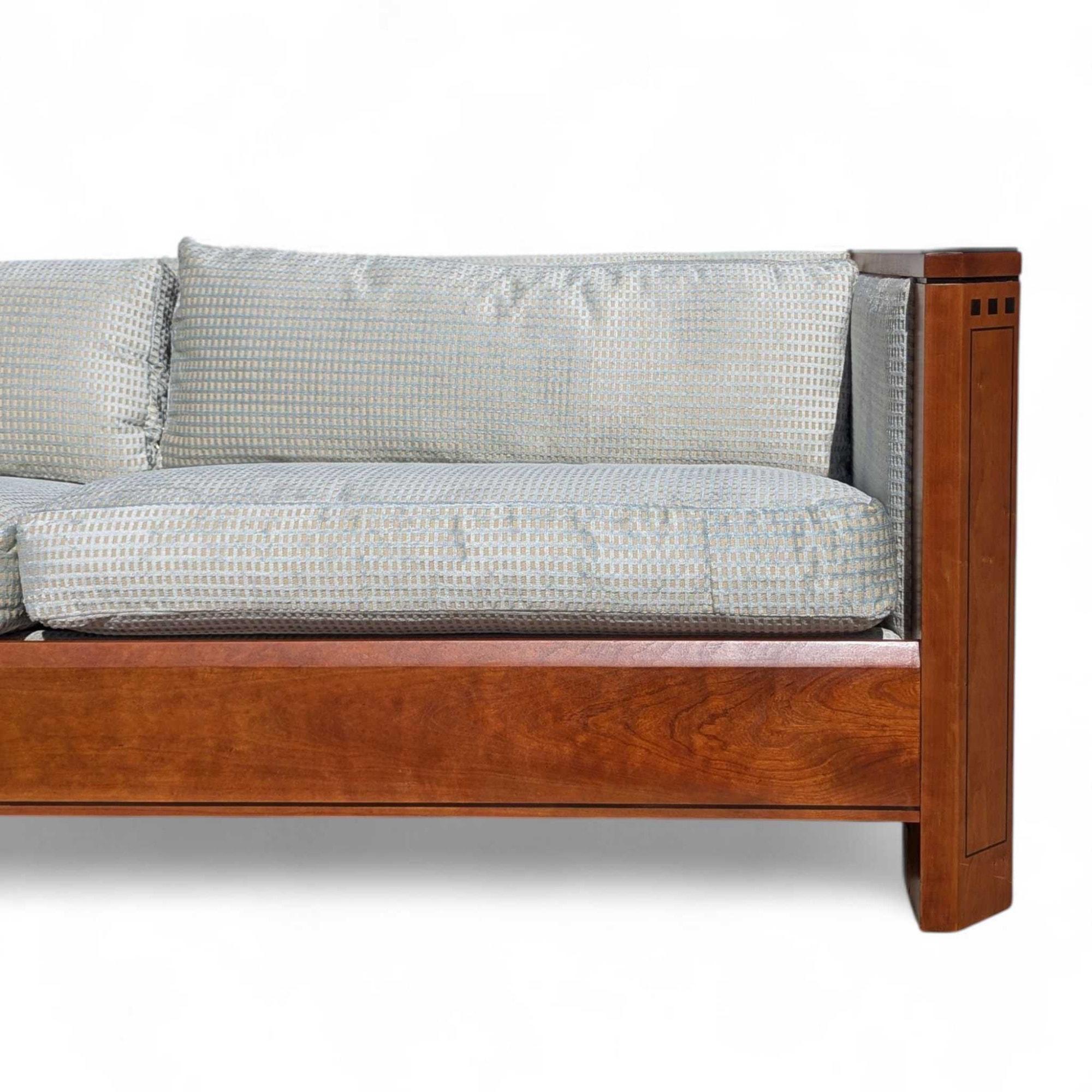 Vintage Stickley Cherry Wood Sofa, blassblaue strukturierte Samtpolsterung im Angebot 14