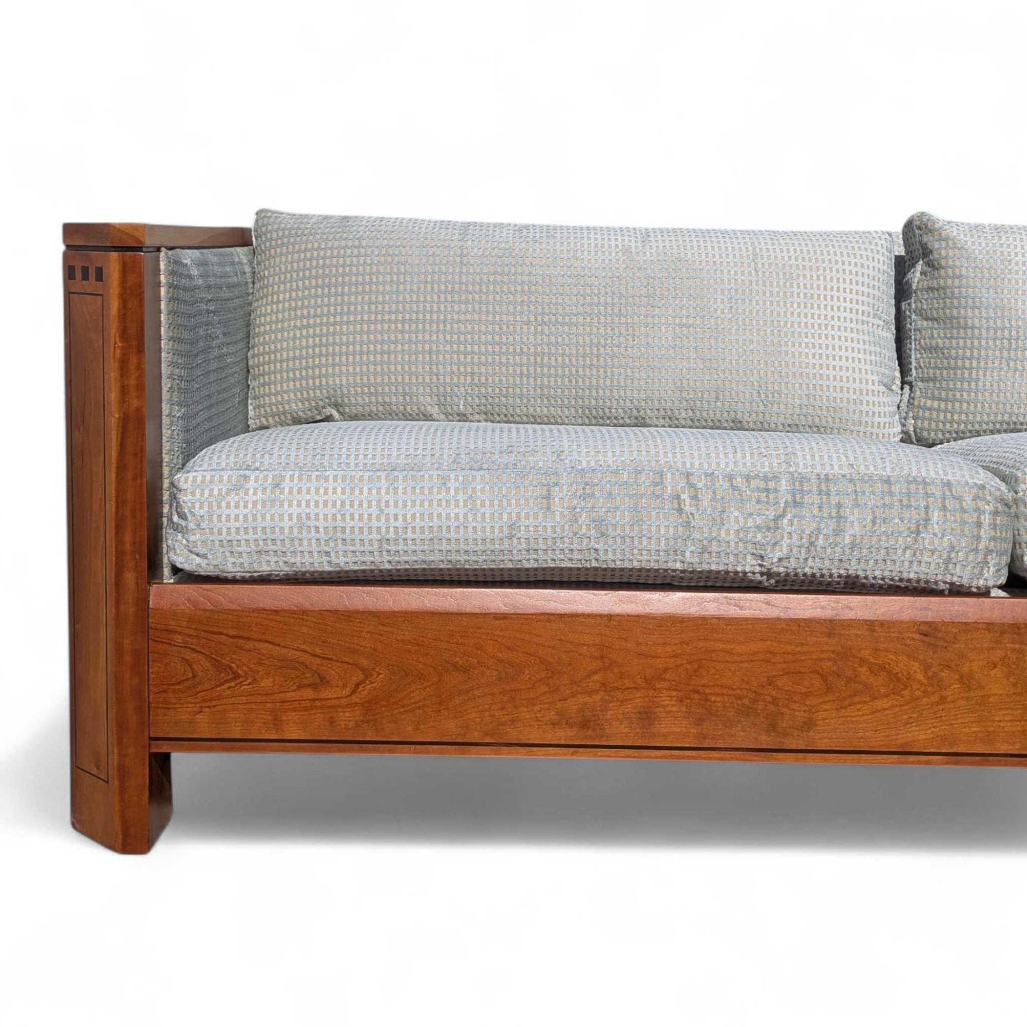 Vintage Stickley Cherry Wood Sofa, blassblaue strukturierte Samtpolsterung (Arts and Crafts) im Angebot