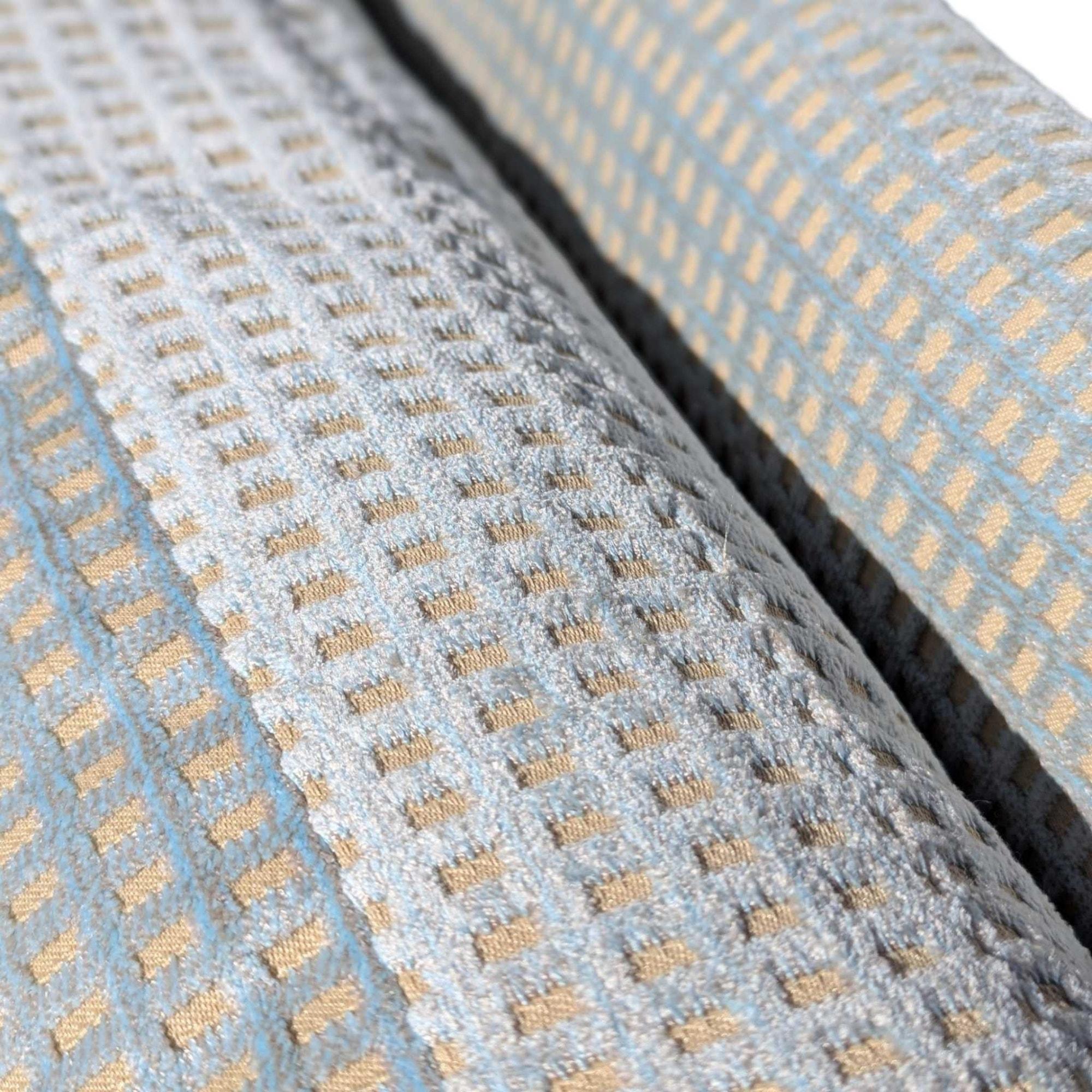 Vintage Stickley Cherry Wood Sofa, blassblaue strukturierte Samtpolsterung (amerikanisch) im Angebot