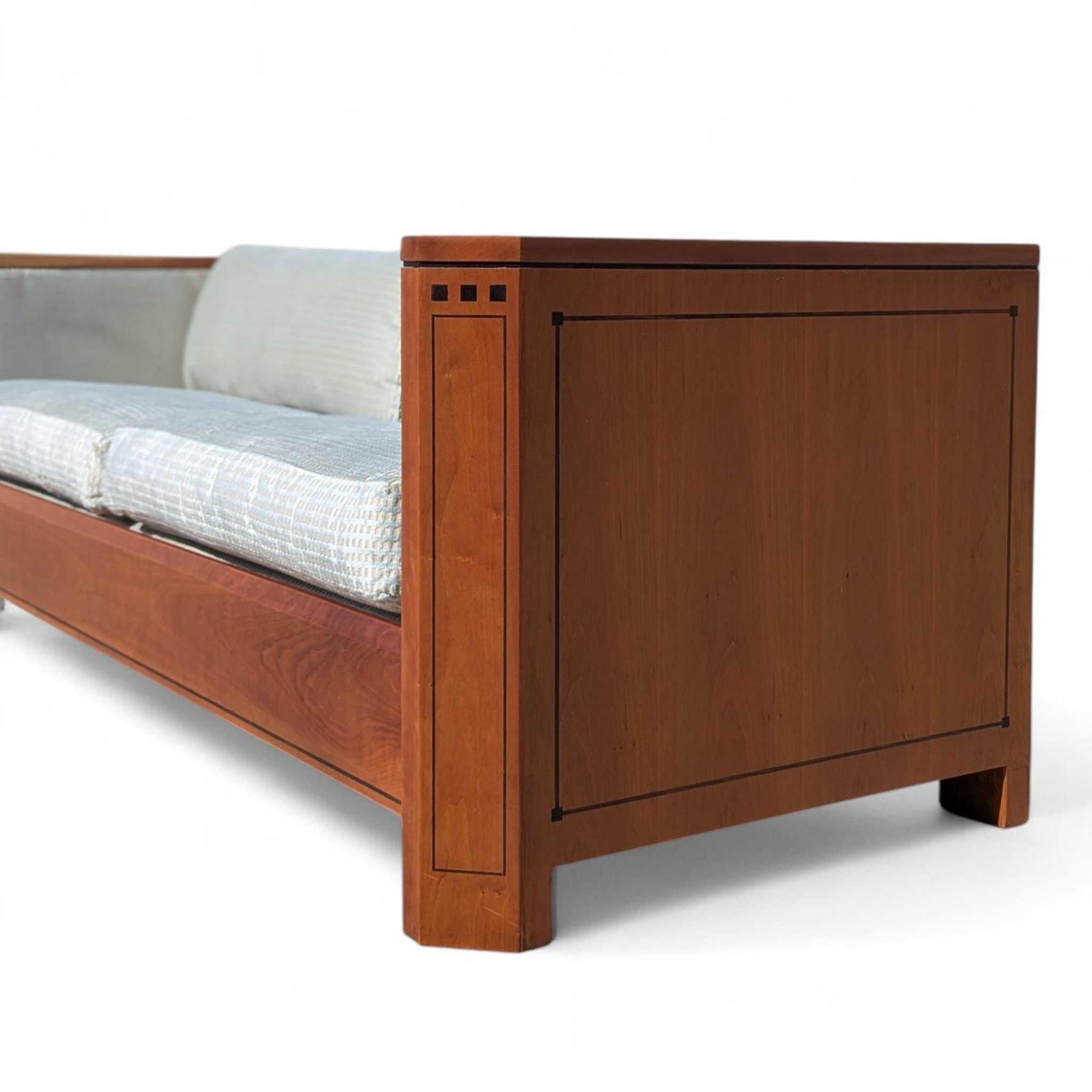 Vintage Stickley Cherry Wood Sofa, blassblaue strukturierte Samtpolsterung im Zustand „Gut“ im Angebot in Rancho Cucamonga, CA