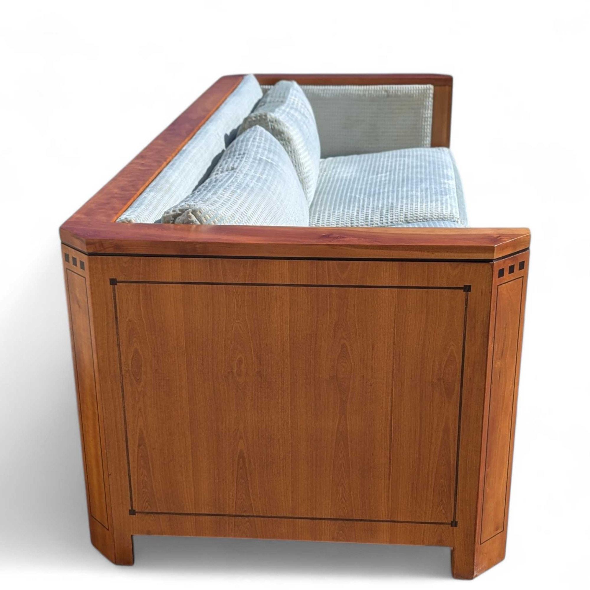 Vintage Stickley Cherry Wood Sofa, blassblaue strukturierte Samtpolsterung (20. Jahrhundert) im Angebot