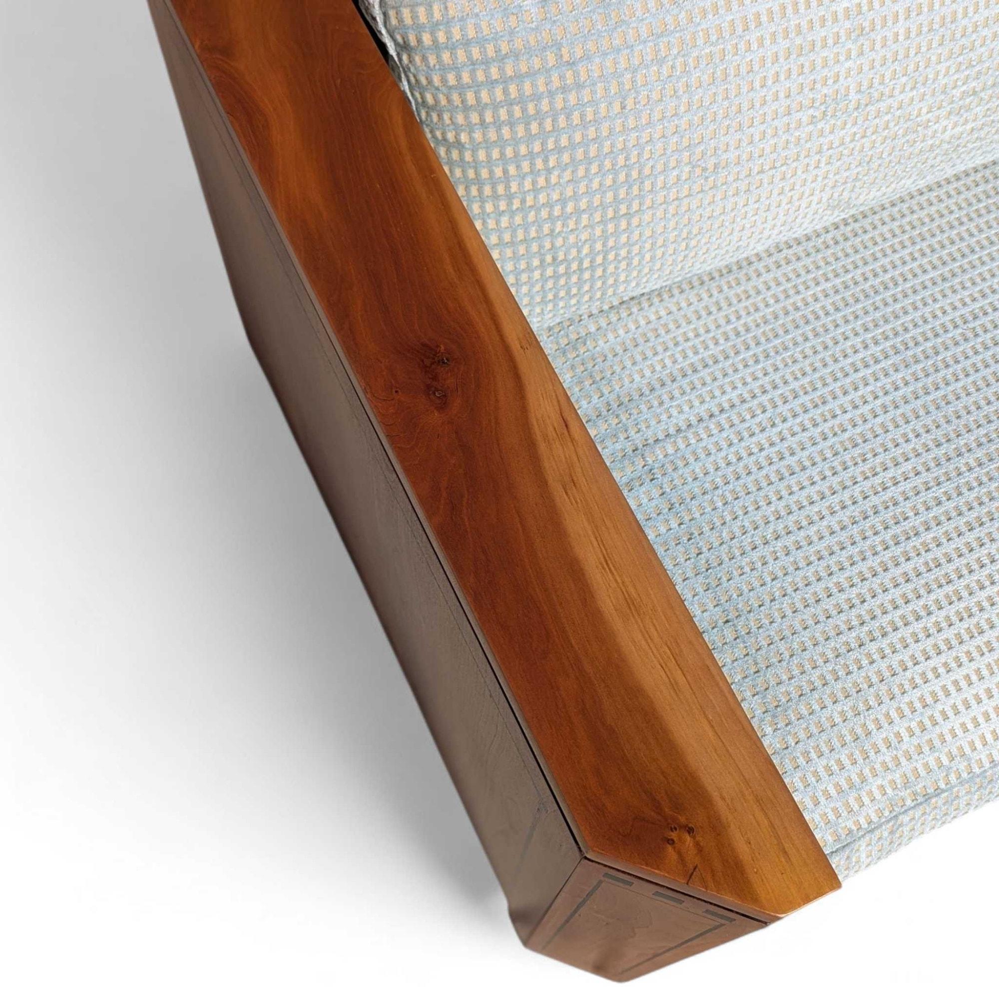 Vintage Stickley Cherry Wood Sofa, blassblaue strukturierte Samtpolsterung im Angebot 2