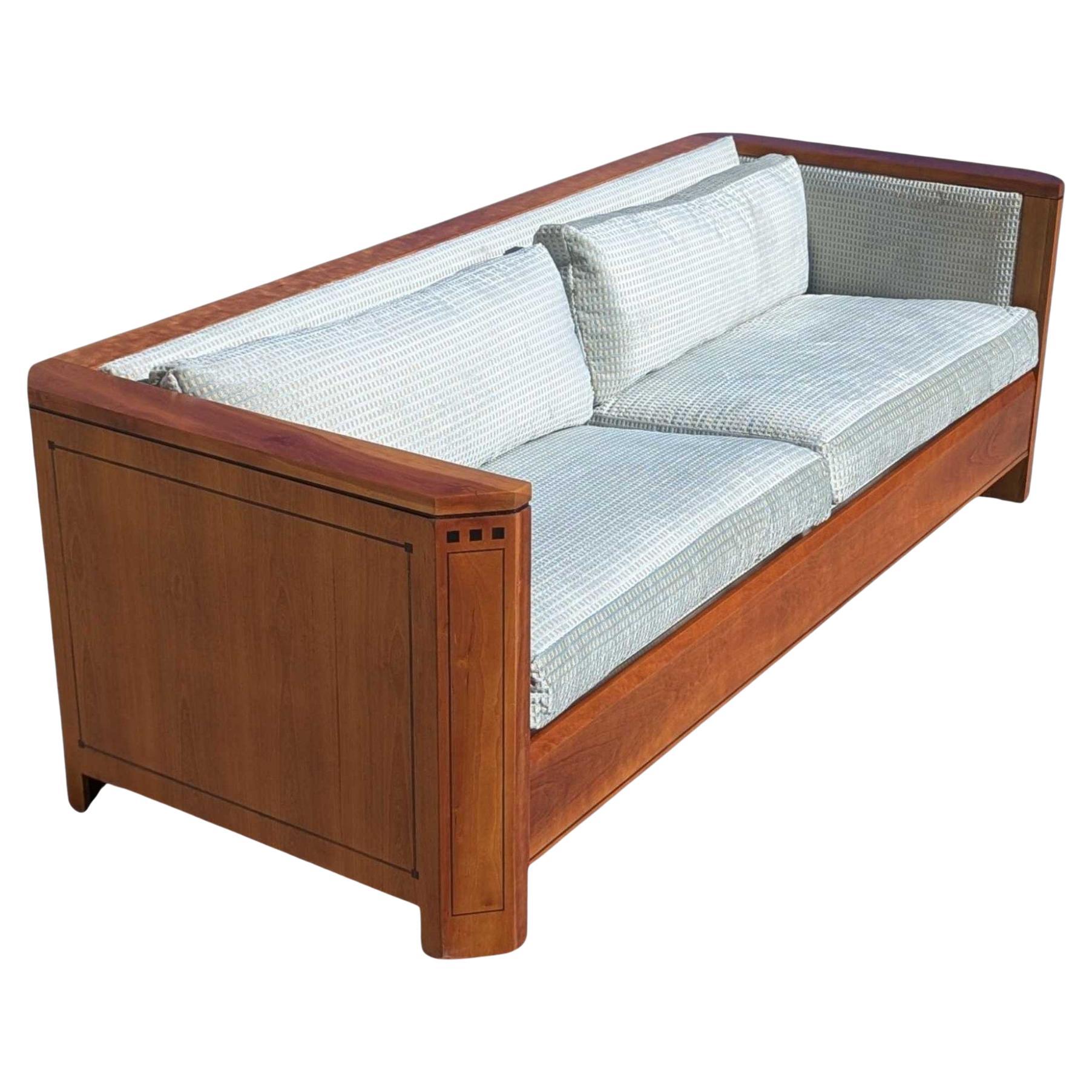 Vintage Stickley Cherry Wood Sofa, blassblaue strukturierte Samtpolsterung im Angebot