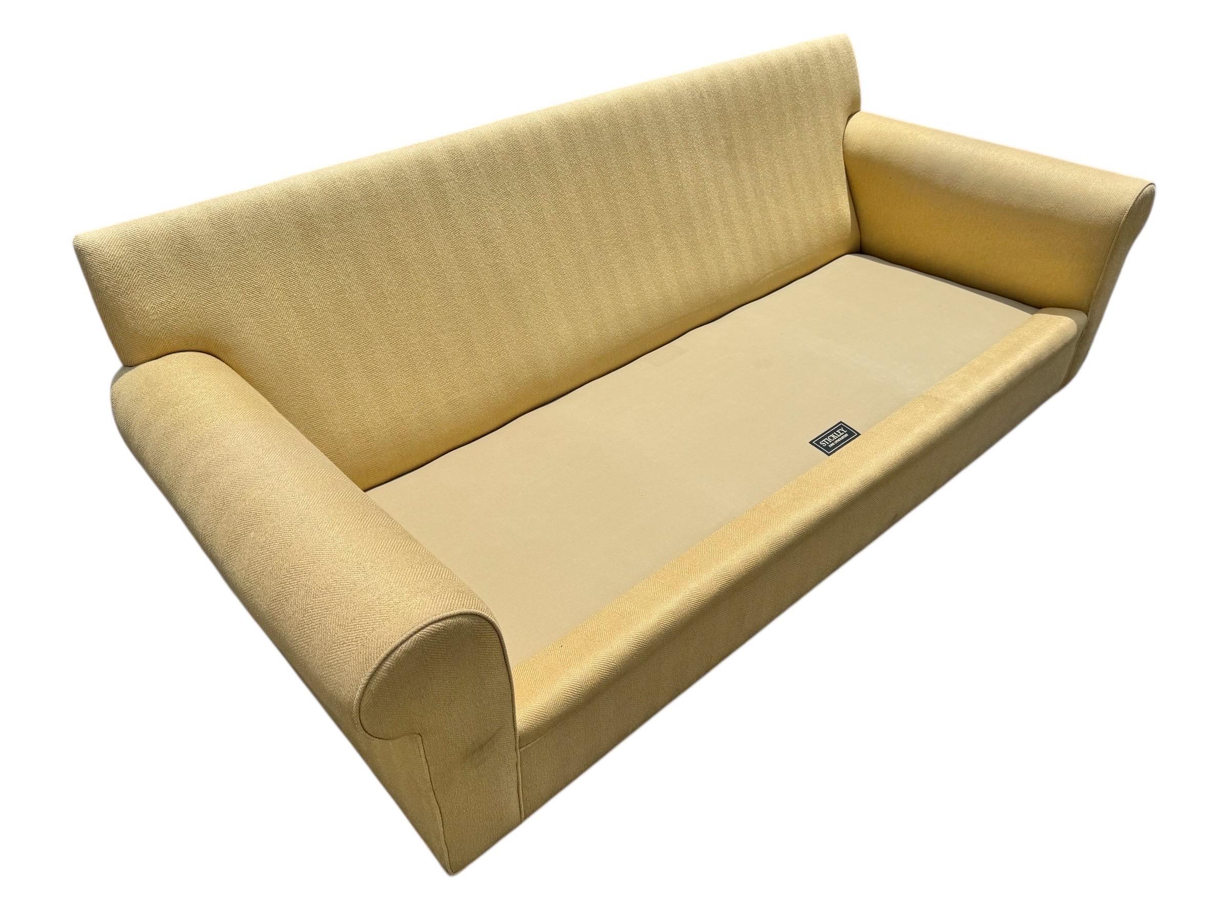 Divano imbottito Stickley Tan d'epoca in vendita 3