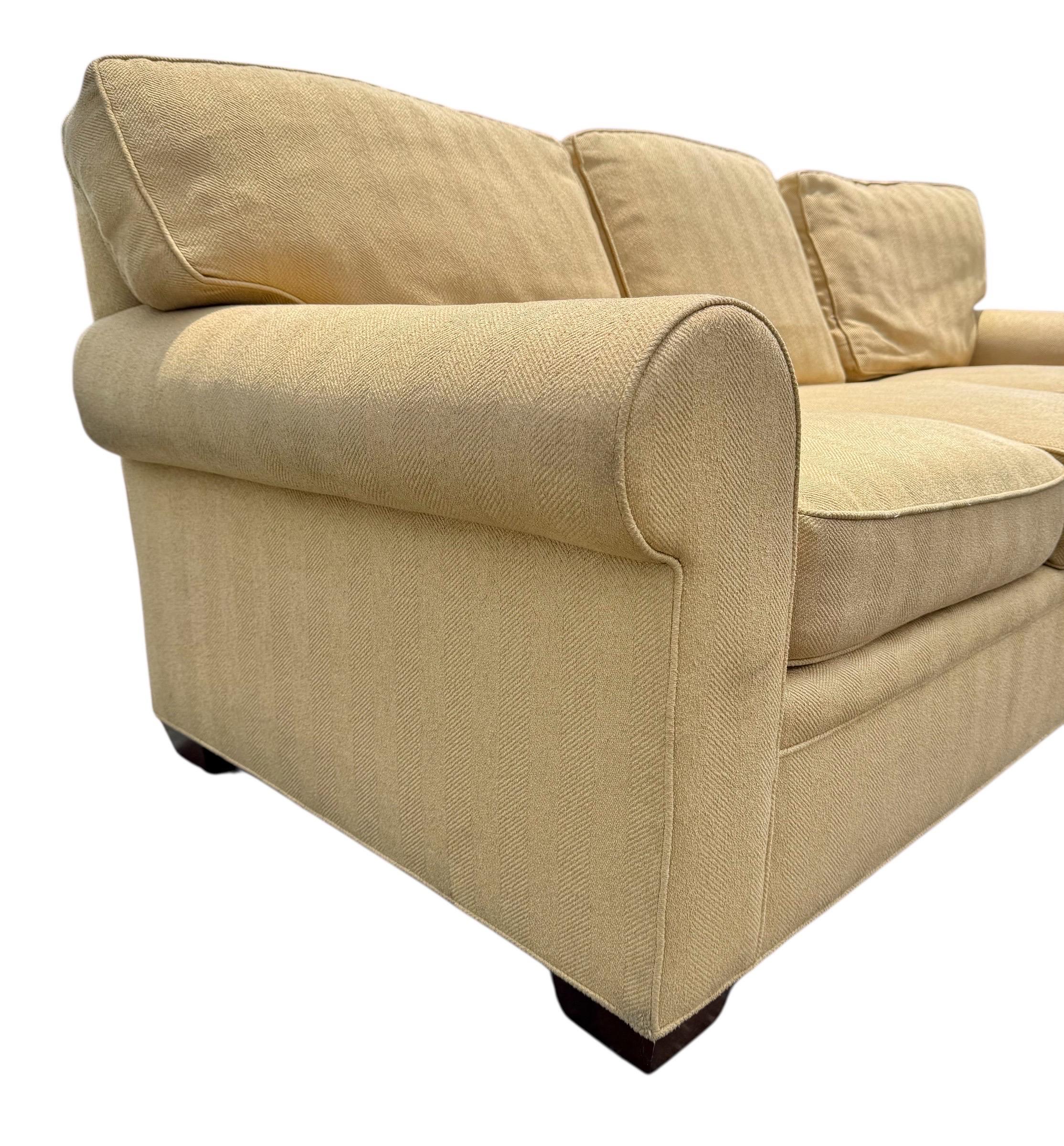 Questo annuncio si riferisce a un divano Stickley vintage. Caratterizzata da un moderno design con braccioli arrotolati, può ospitare fino a tre persone, rivestimento originale color tan, piedini moderni, cuscini con cerniera di rimozione per un