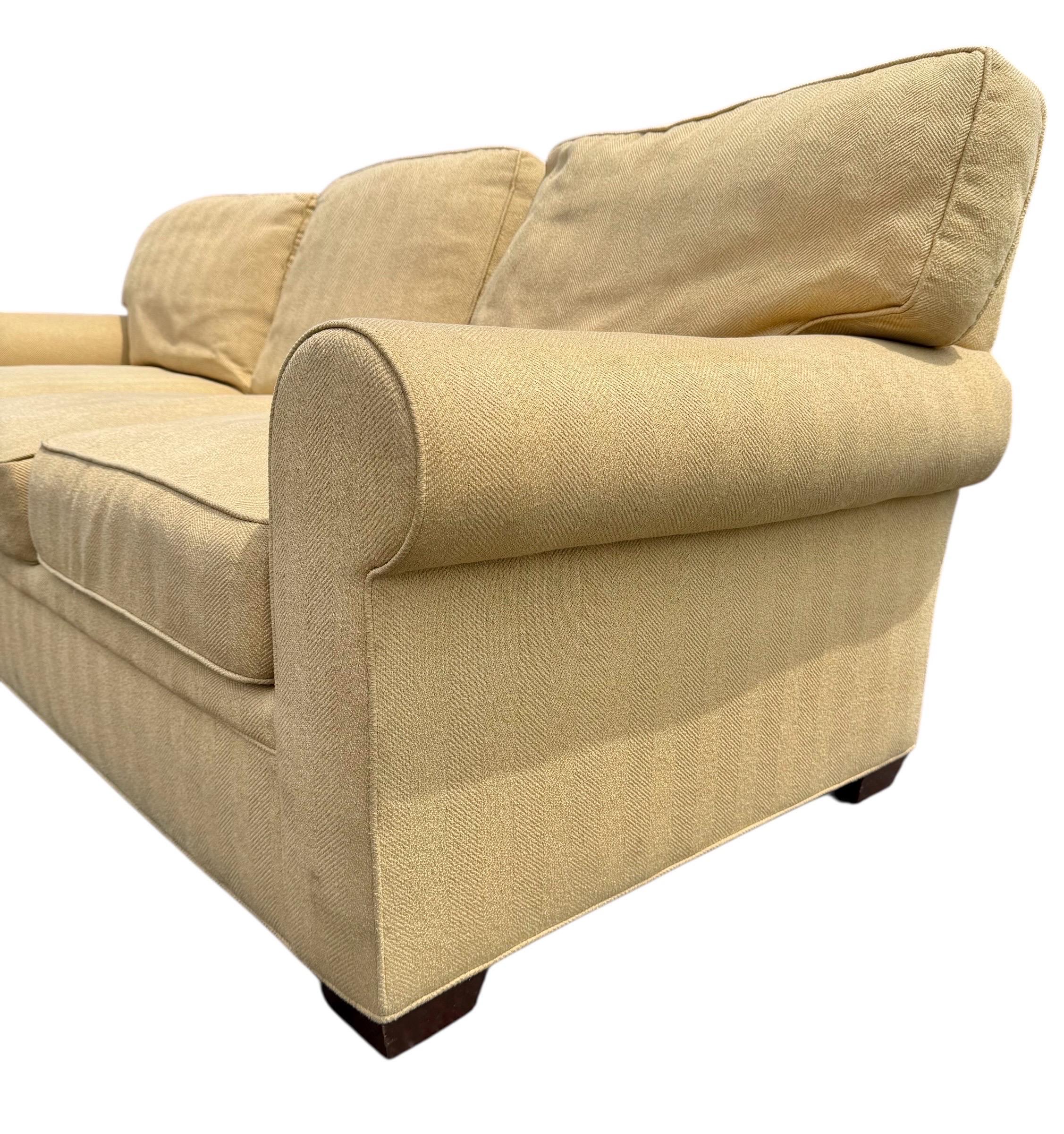 Moderno Divano imbottito Stickley Tan d'epoca in vendita
