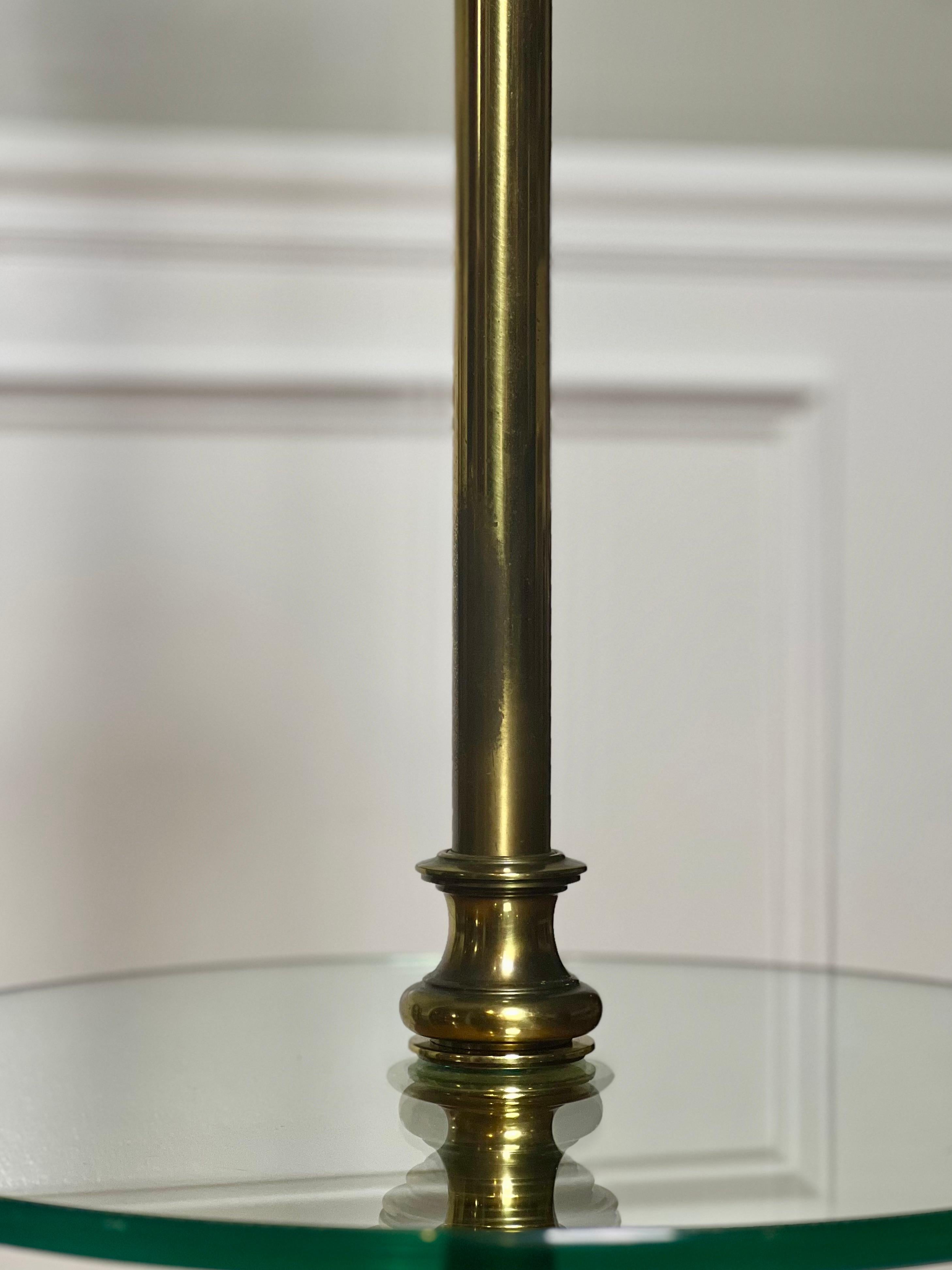 Laiton Lampadaire Stiffel vintage avec table en verre en vente
