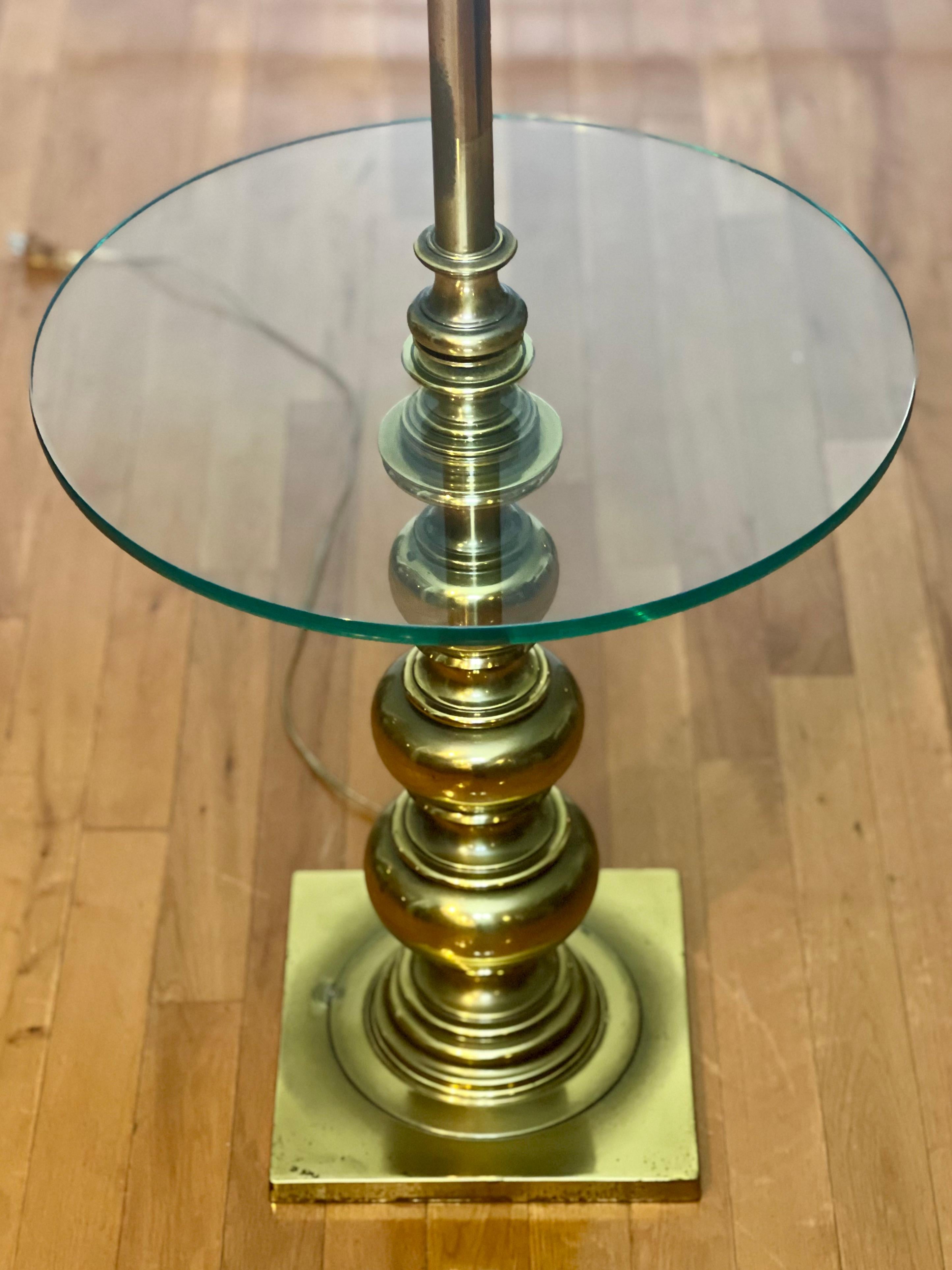 Mid-Century Modern Lampadaire Stiffel vintage avec table en verre en vente