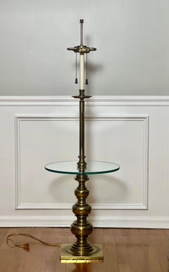 Lámpara de pie vintage Stiffel de latón con mesa de cristal