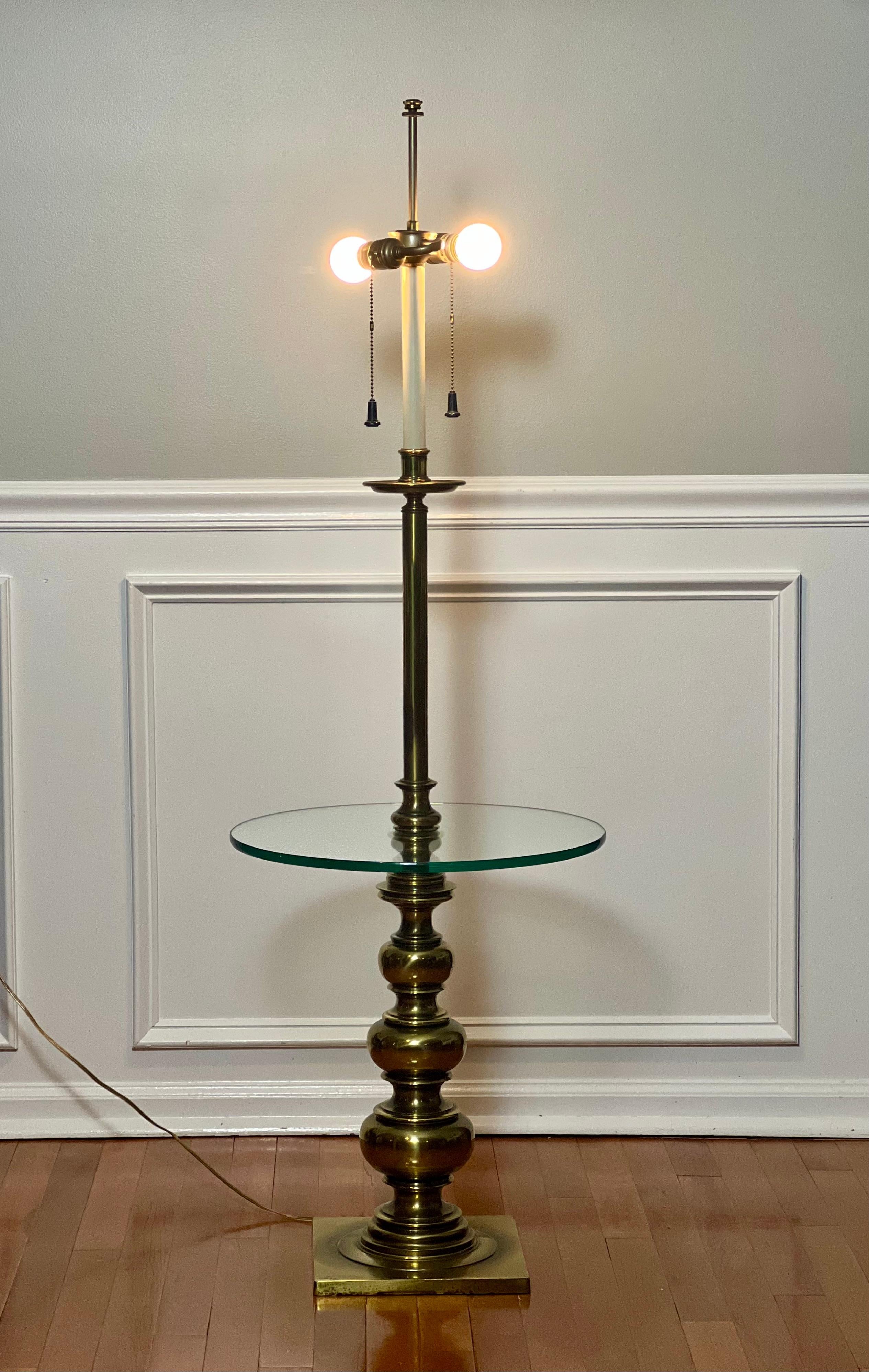 Lampadaire Stiffel vintage avec table en verre en vente 3