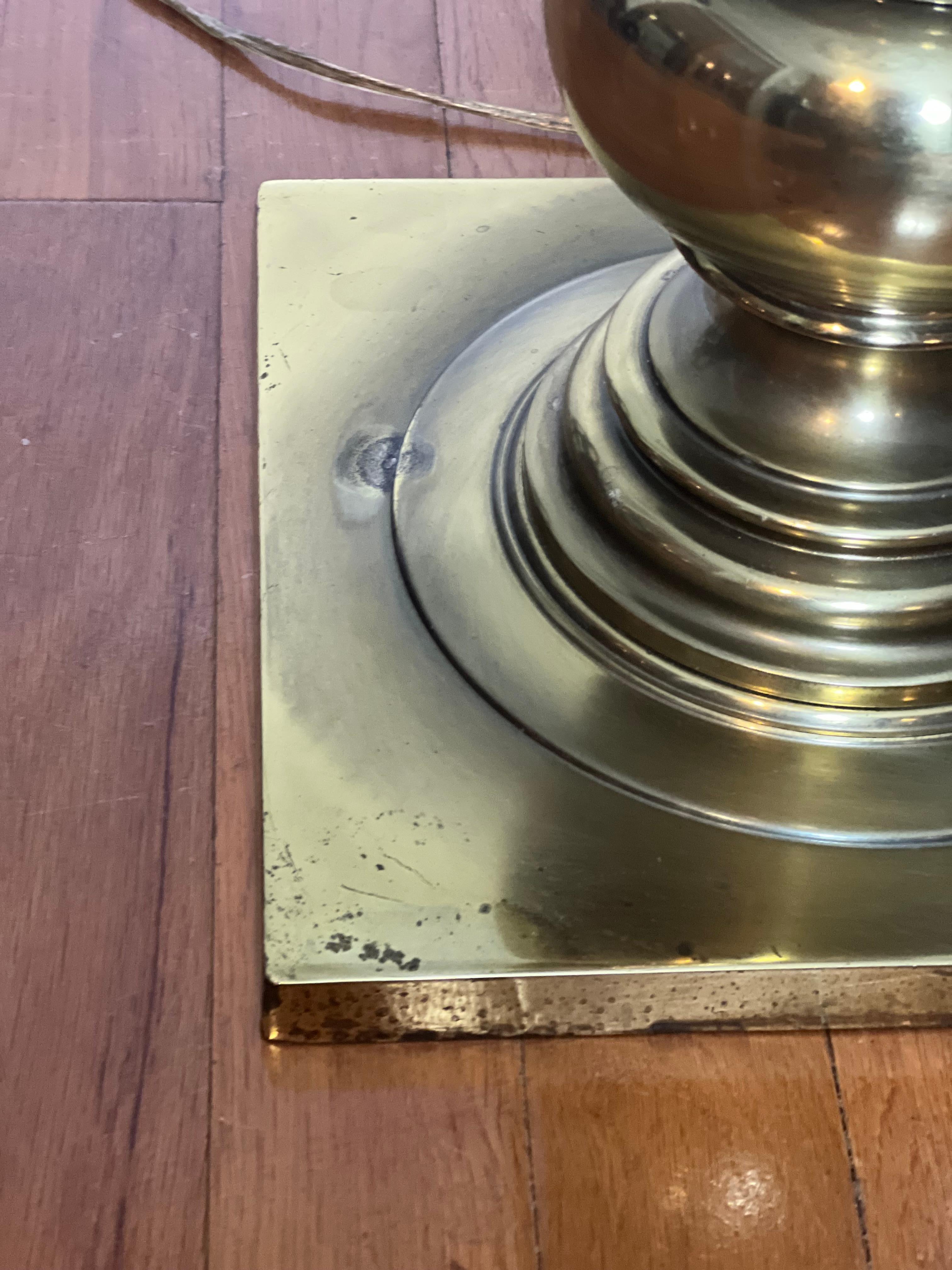 Lampadaire Stiffel vintage avec table en verre Bon état - En vente à Doylestown, PA