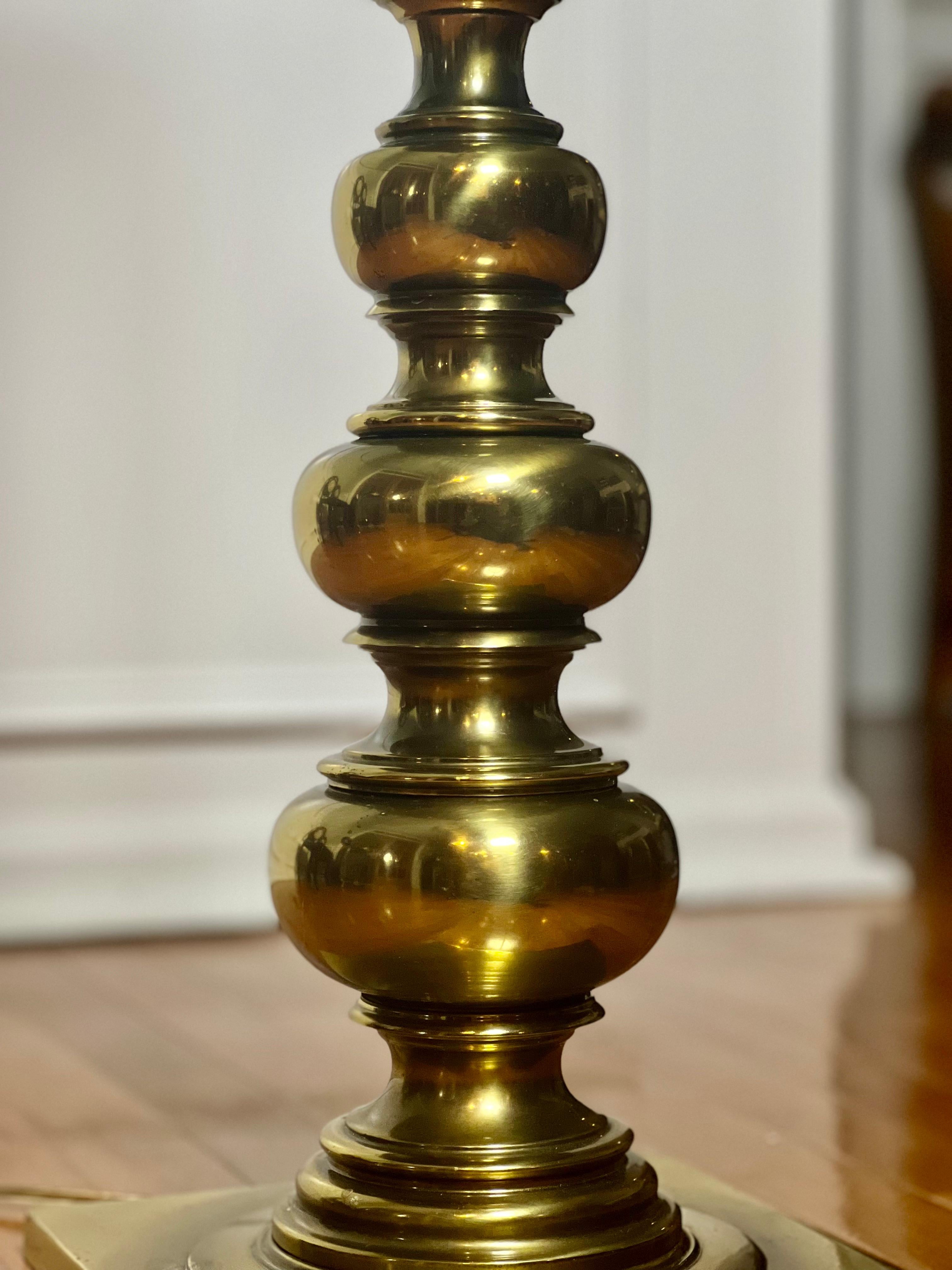 Nord-américain Lampadaire Stiffel vintage avec table en verre en vente