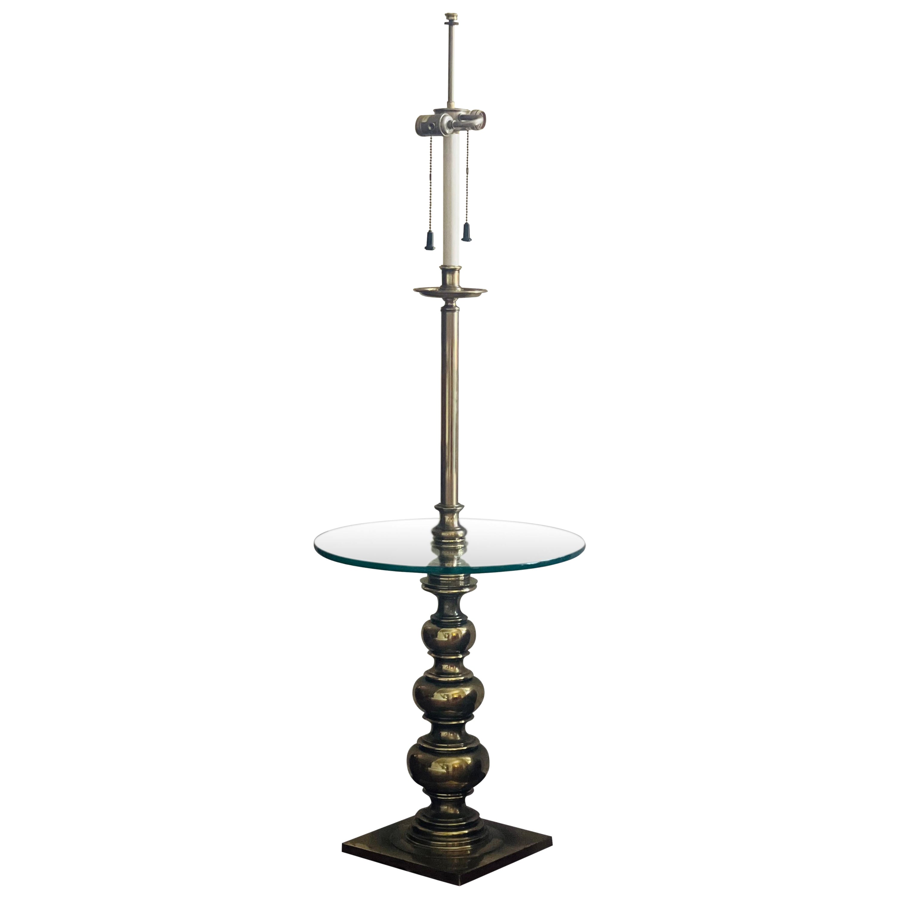 Lampada da terra vintage Stiffel in ottone con tavolo in vetro in vendita