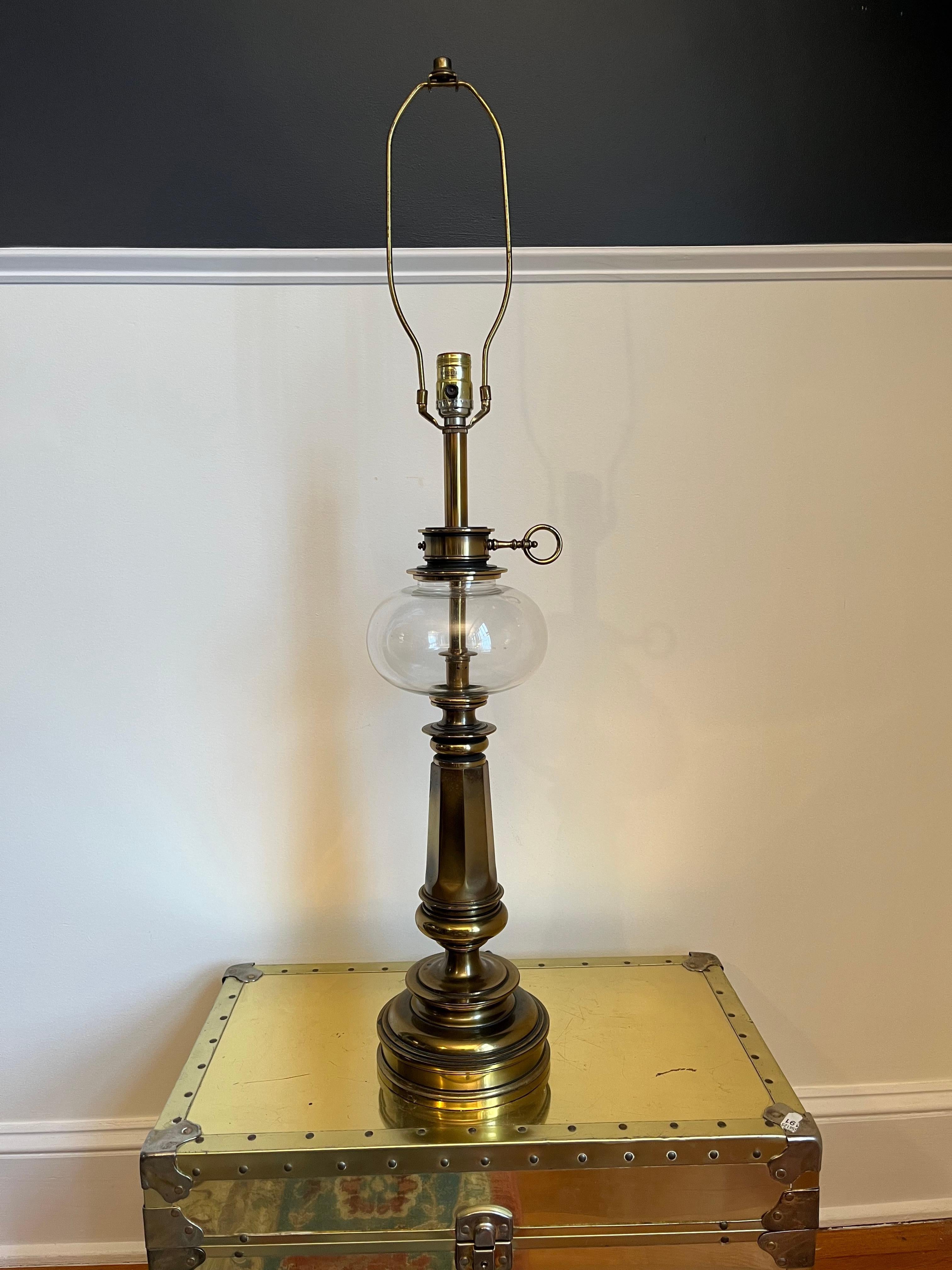 Lampe de table vintage de style lampe à huile avec base colonne cannelée en laiton. Réservoir d'huile volumineux et bulbeux avec tour de clé.  Allumez la base et la prise. Design classique.
En bordure de route vers NYC/Philly $300