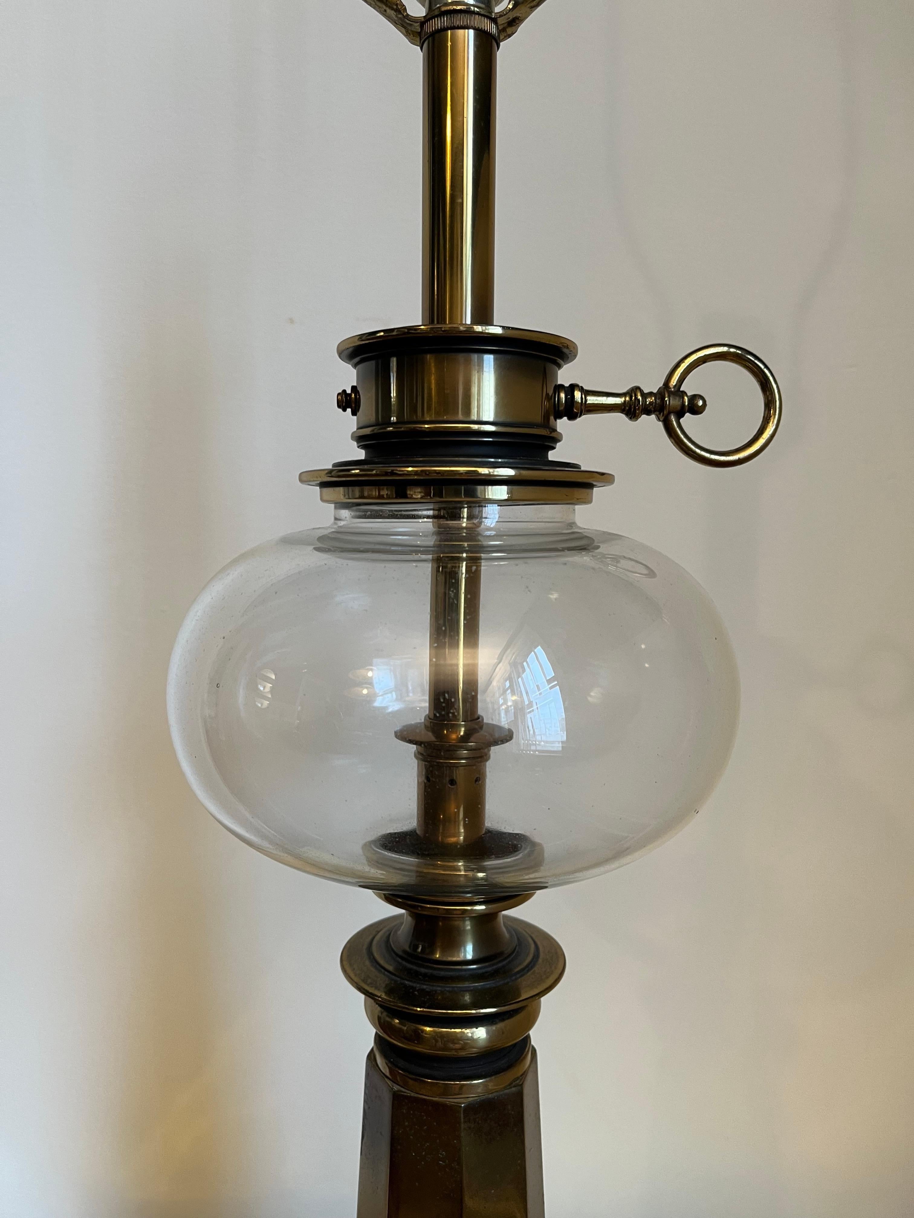 Mid-Century Modern Lampe à réservoir d'huile vintage en laiton et verre Stiffel en vente