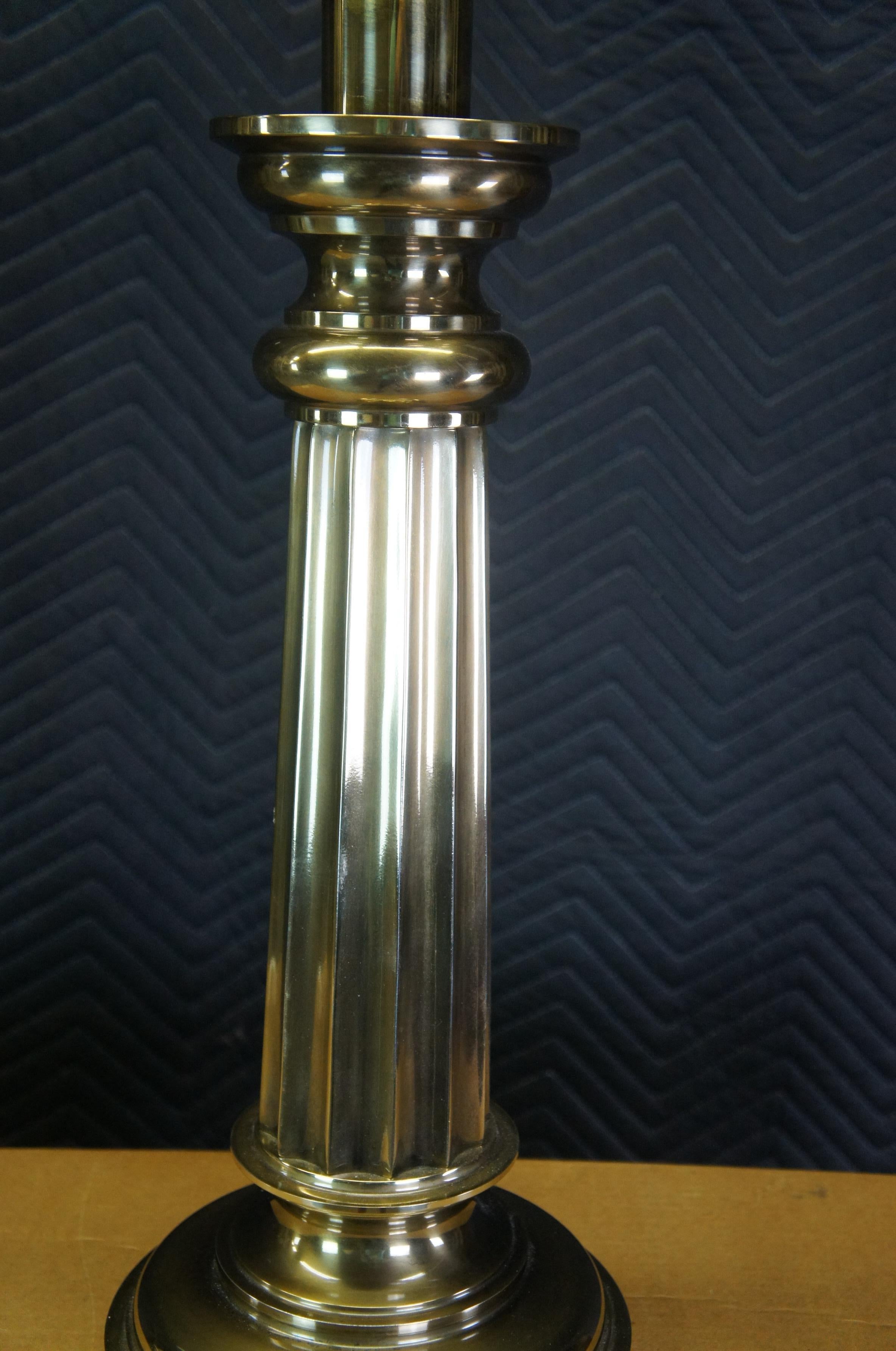 Vintage Stiffel Brass Hollywood Regency Style Grecian Column Pilaster Table Lamp In Good Condition In Dayton, OH