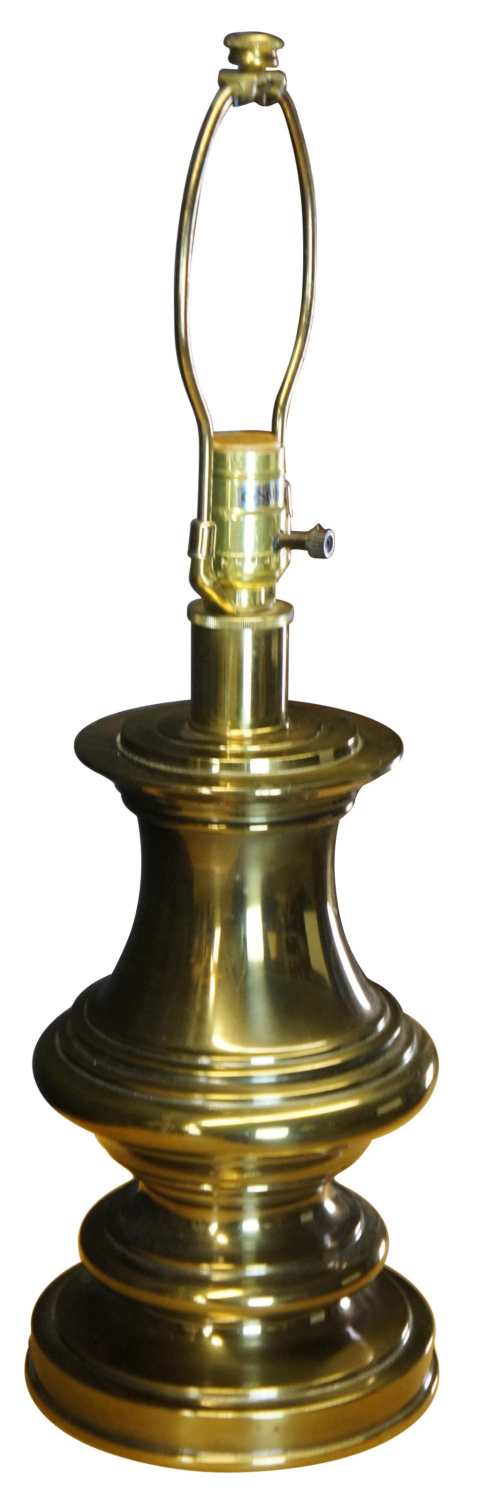 Vintage Stiffel Hollywood Regency style table lamp. Made of heavy brass featuring a trophy or urn form. Size: 22