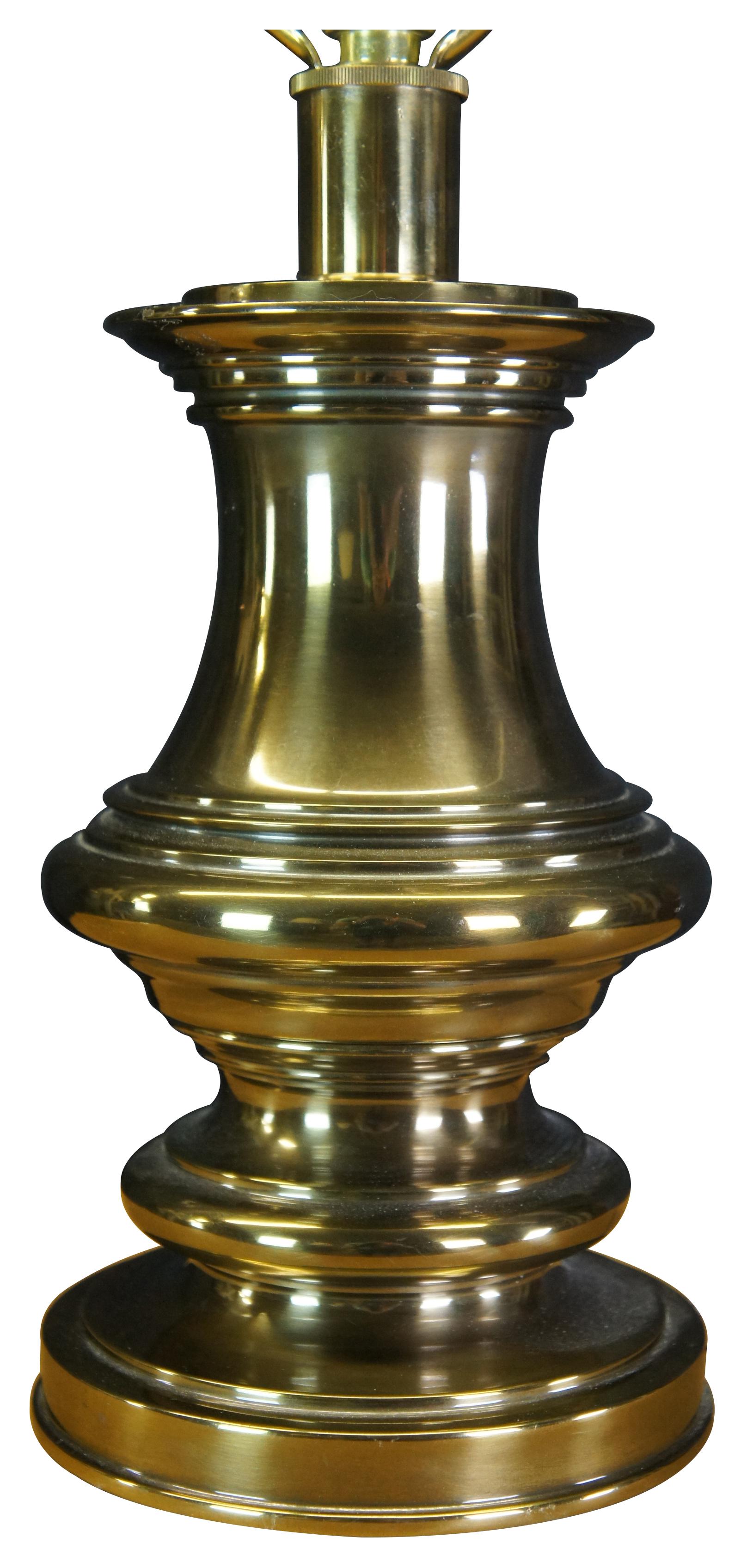 Vintage Stiffel Brass Hollywood Regency Style Trophy Urn Table Lamp In Good Condition In Dayton, OH