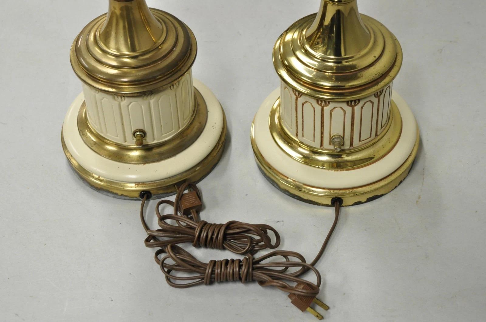 Lampade da tavolo in ottone a forma di urna in stile neoclassico Stiffel vintage - una coppia in vendita 3