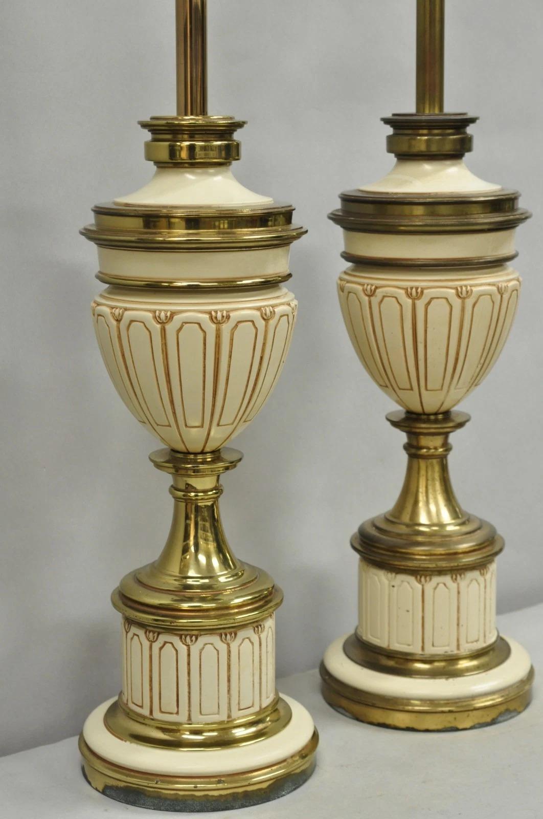 Lampade da tavolo in ottone a forma di urna in stile neoclassico Stiffel vintage - una coppia in vendita 5