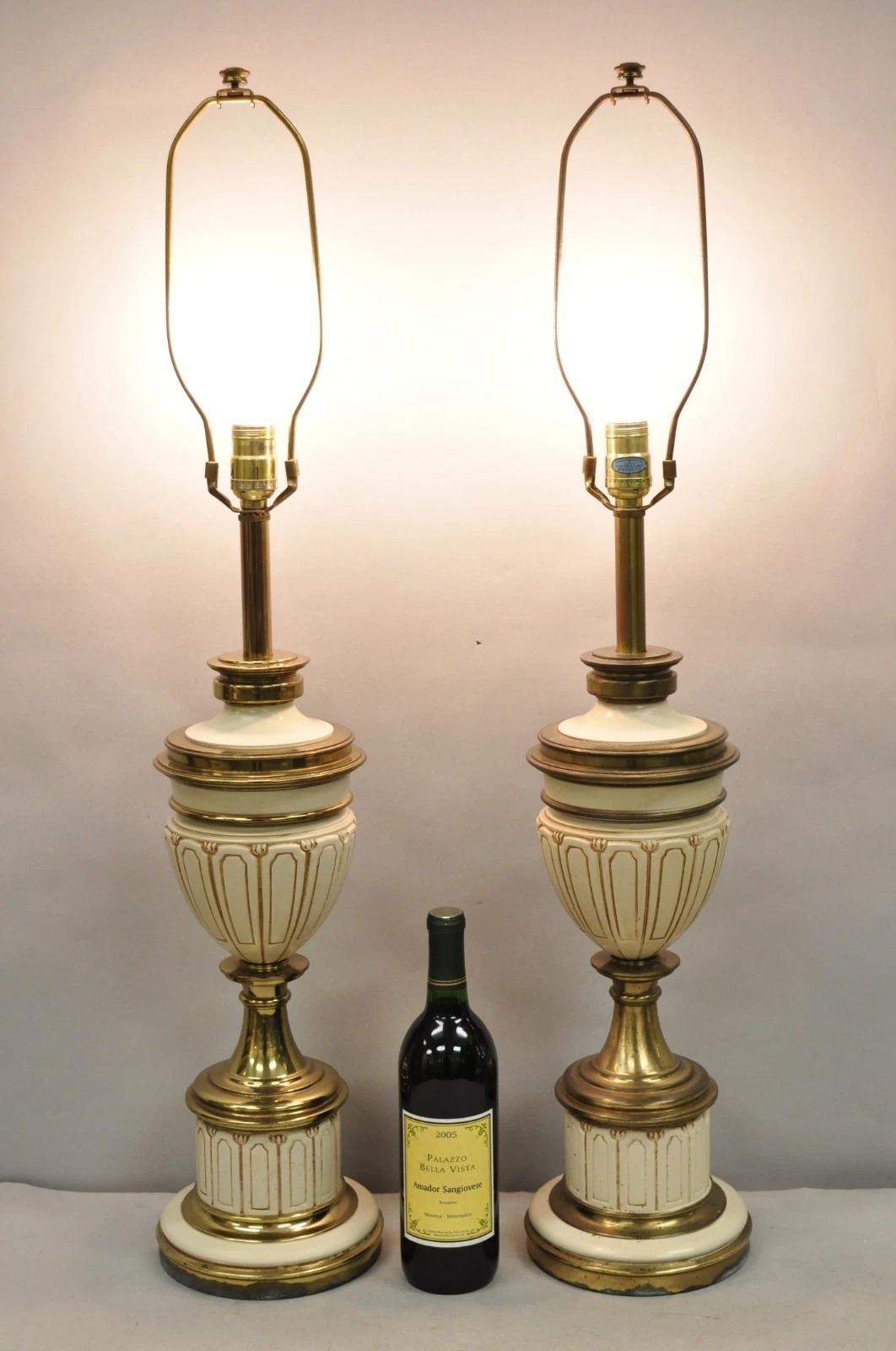 Lampada da tavolo vintage Stiffel Empire in stile neoclassico a forma di urna in ottone e smalto avorio - una coppia. Circa alla fine del XX secolo. Misure: 36