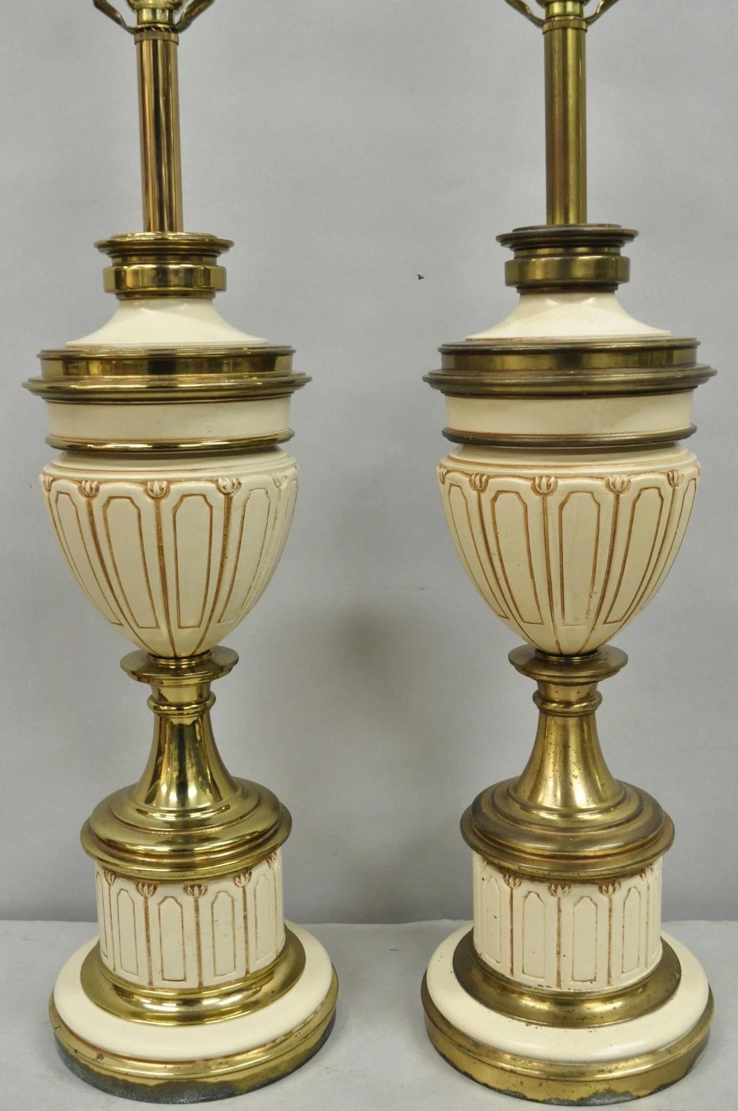 Neoclassico Lampade da tavolo in ottone a forma di urna in stile neoclassico Stiffel vintage - una coppia in vendita
