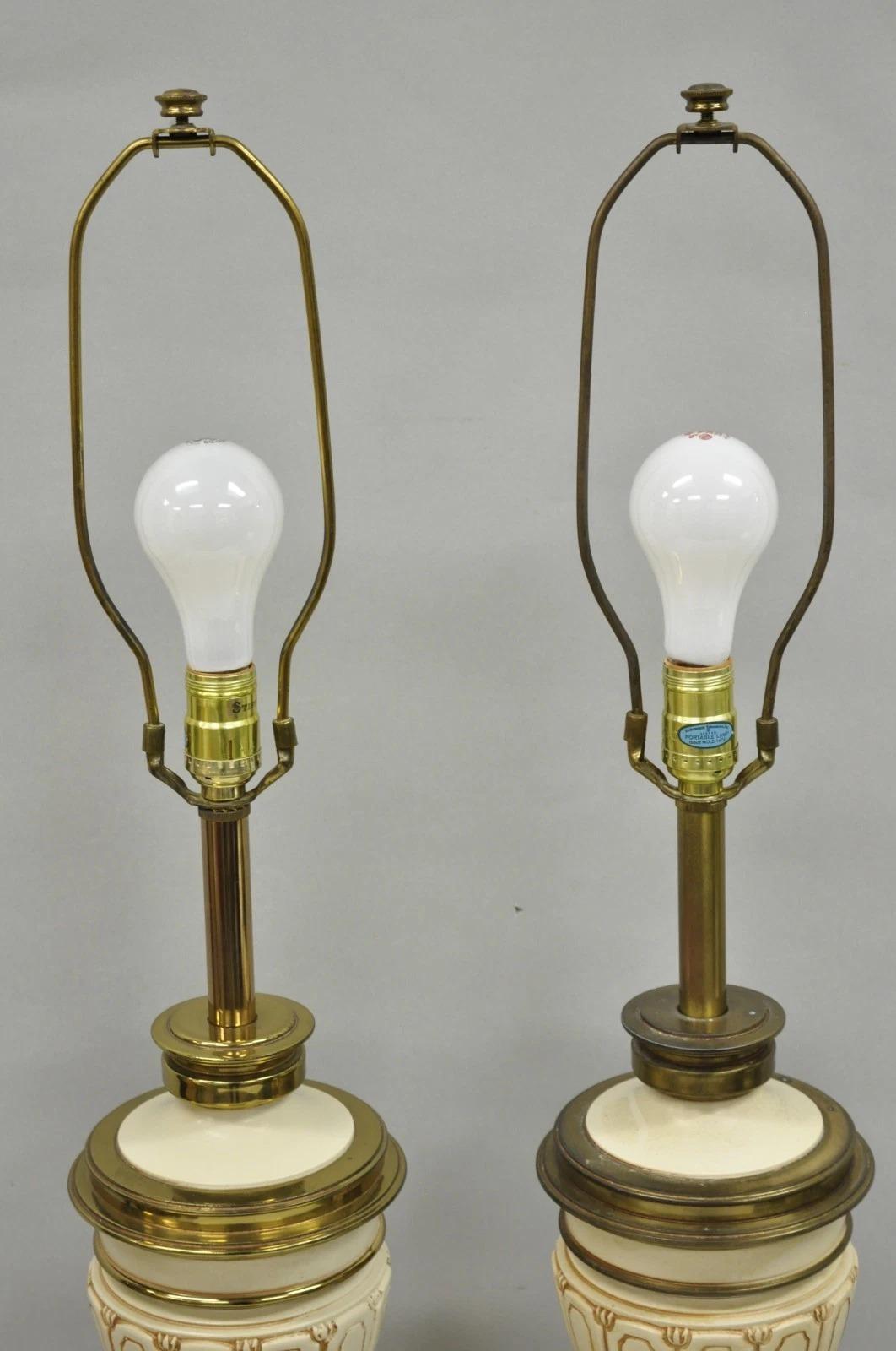 Sconosciuto Lampade da tavolo in ottone a forma di urna in stile neoclassico Stiffel vintage - una coppia in vendita