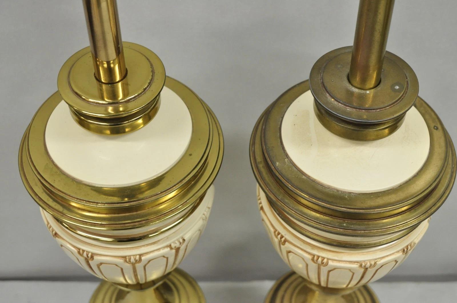 Lampade da tavolo in ottone a forma di urna in stile neoclassico Stiffel vintage - una coppia In condizioni buone in vendita a Philadelphia, PA
