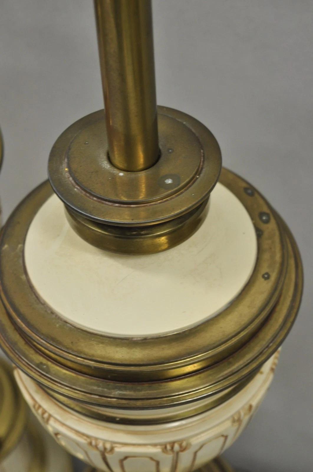 XX secolo Lampade da tavolo in ottone a forma di urna in stile neoclassico Stiffel vintage - una coppia in vendita
