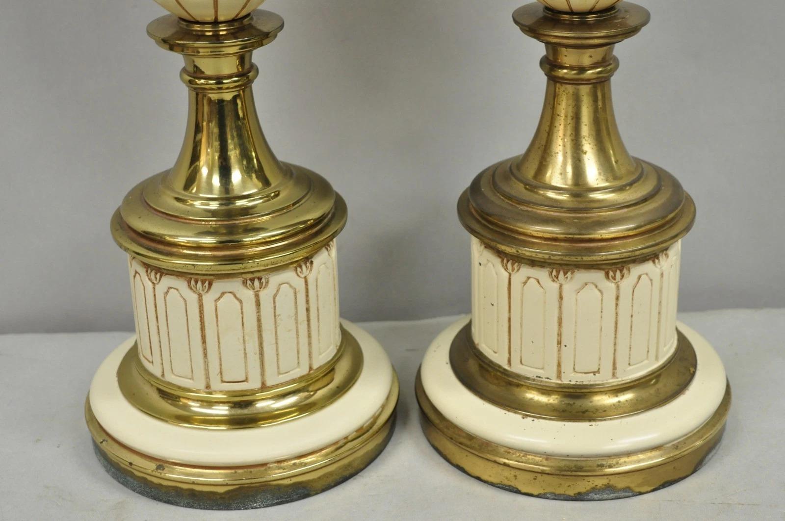 Metallo Lampade da tavolo in ottone a forma di urna in stile neoclassico Stiffel vintage - una coppia in vendita
