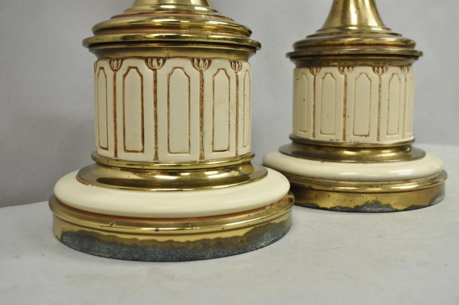 Lampade da tavolo in ottone a forma di urna in stile neoclassico Stiffel vintage - una coppia in vendita 1