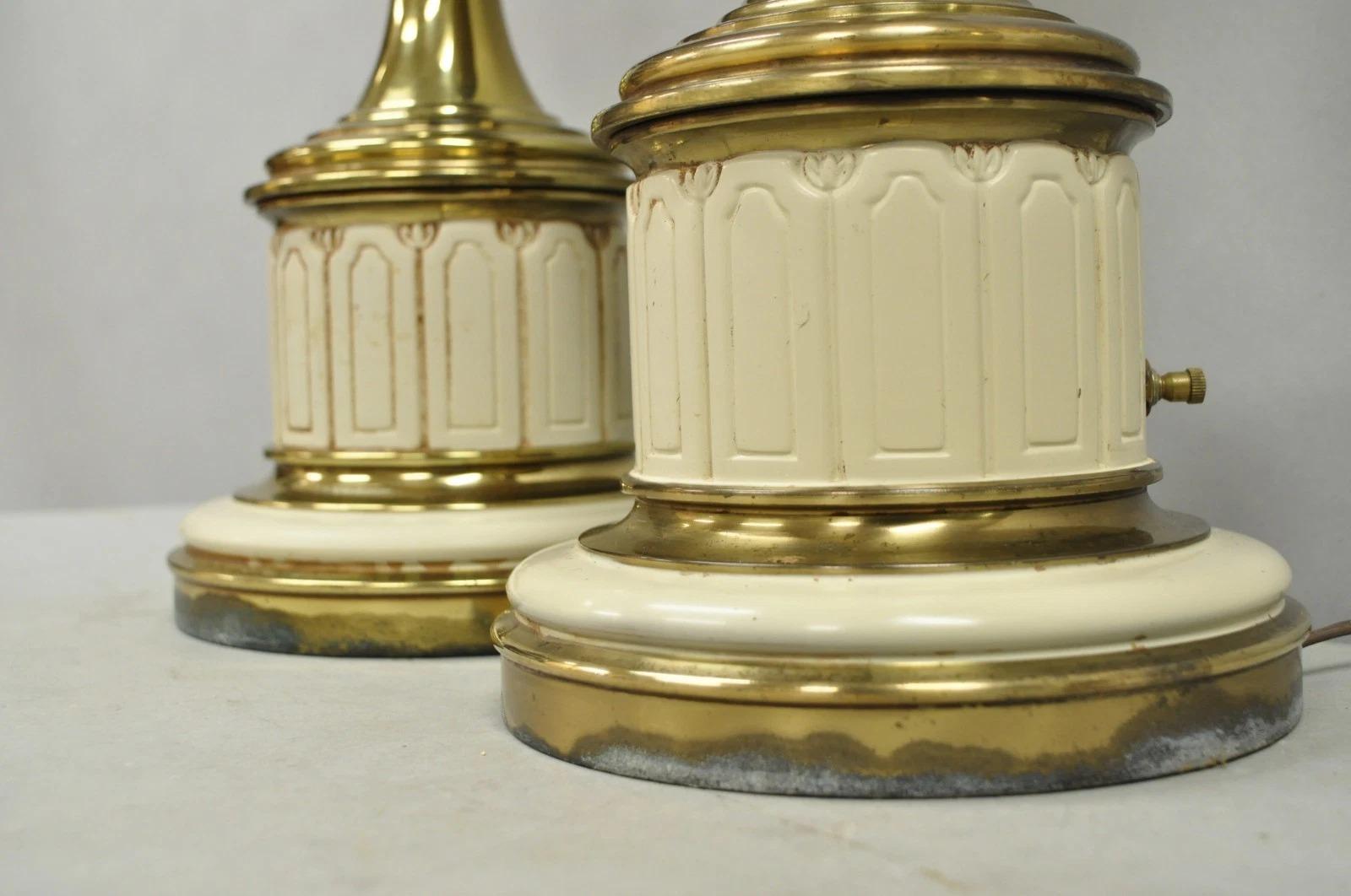 Lampade da tavolo in ottone a forma di urna in stile neoclassico Stiffel vintage - una coppia in vendita 2