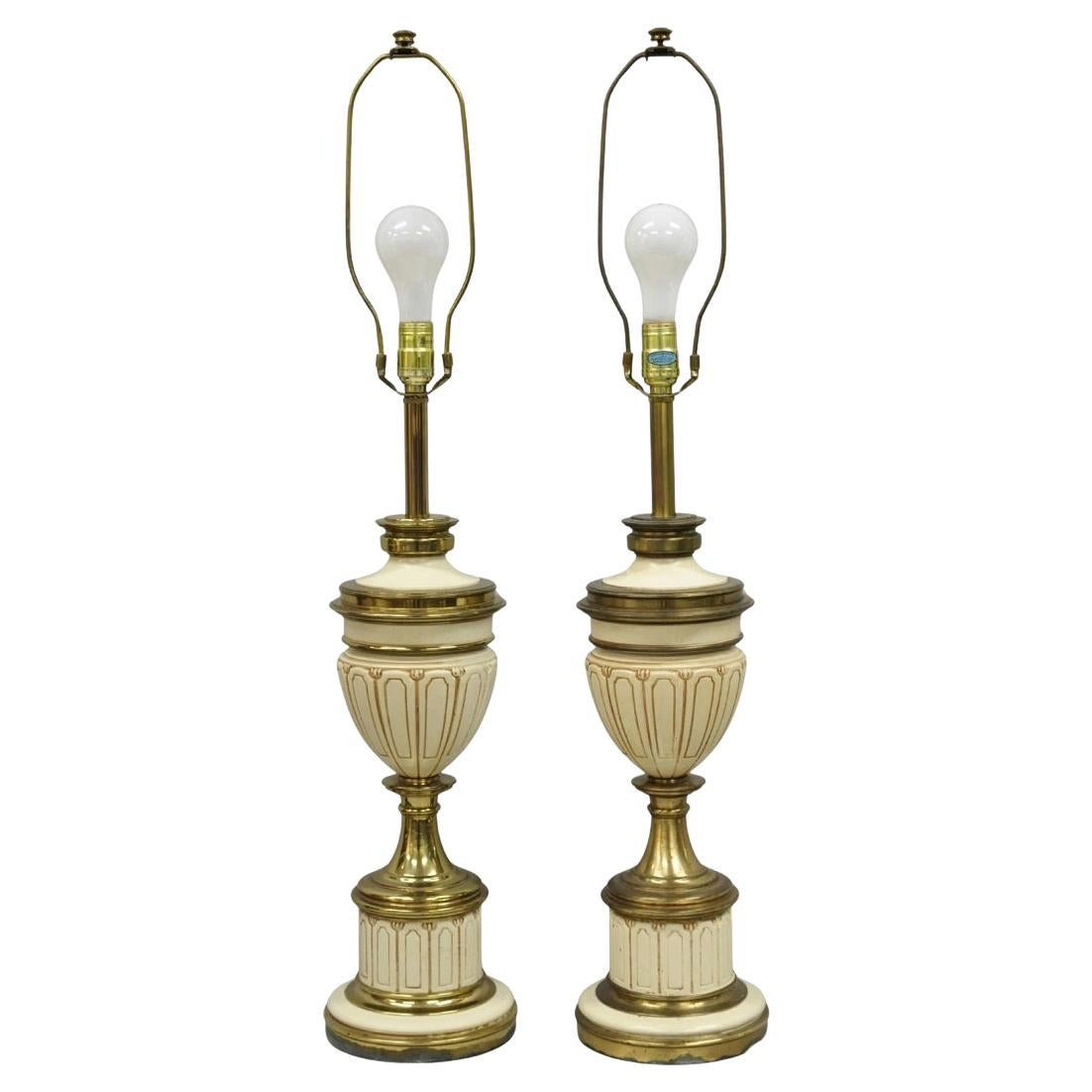 Lampade da tavolo in ottone a forma di urna in stile neoclassico Stiffel vintage - una coppia in vendita