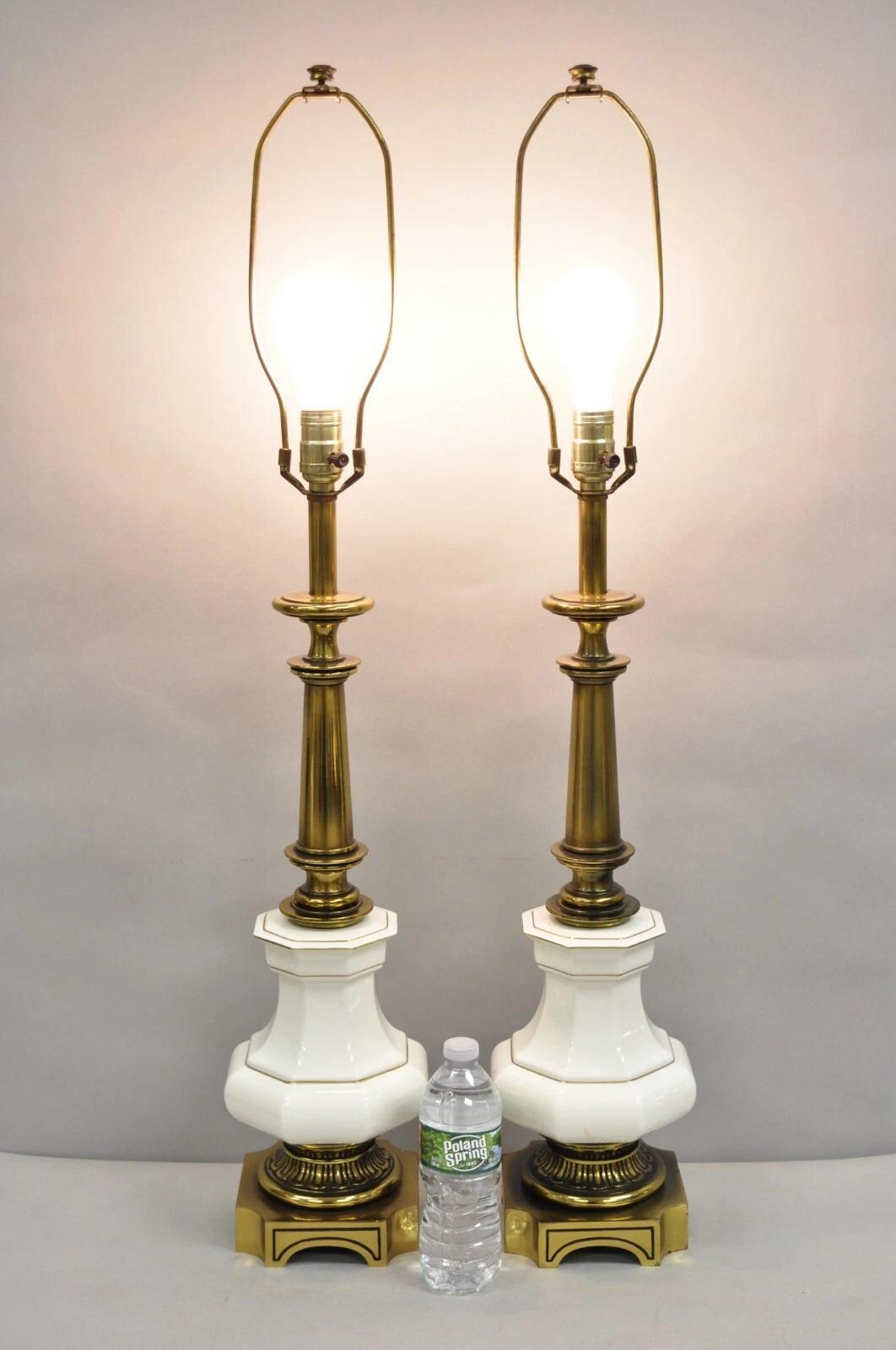 Lampade da tavolo in ottone brunito e porcellana laccata in stile impero di Stiffel (B) - Coppia. Circa alla fine del XX secolo. Misure: 37