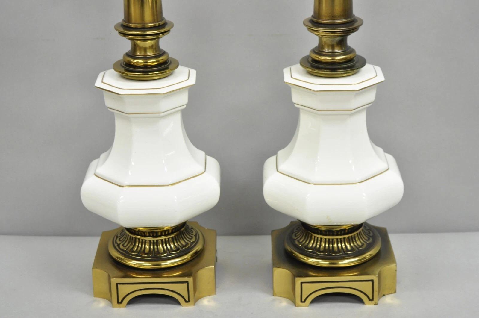Stile impero Lampade da tavolo in ottone brunito e porcellana in stile impero di Stiffel (B) - coppia in vendita