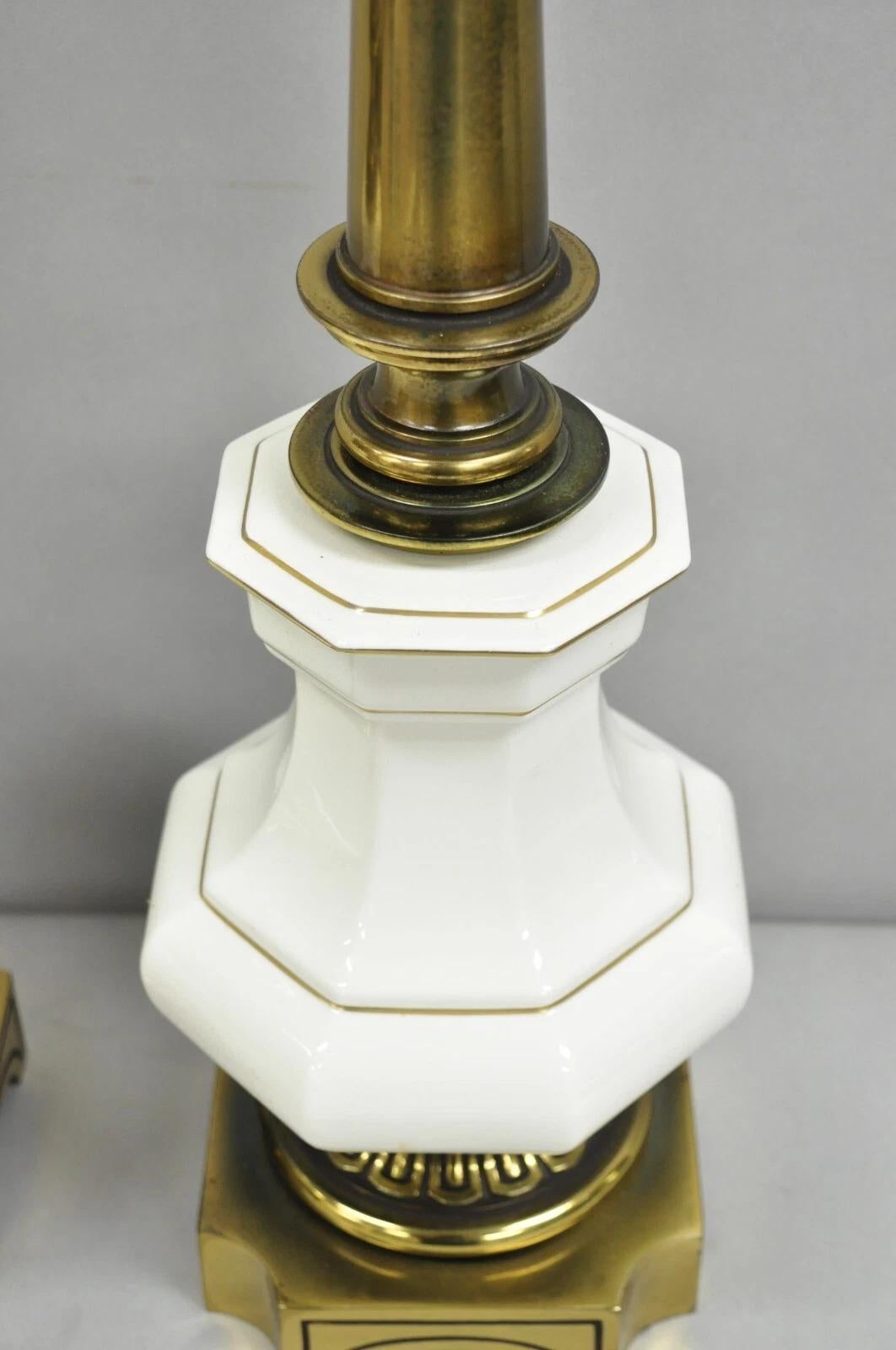 Sconosciuto Lampade da tavolo in ottone brunito e porcellana in stile impero di Stiffel (B) - coppia in vendita