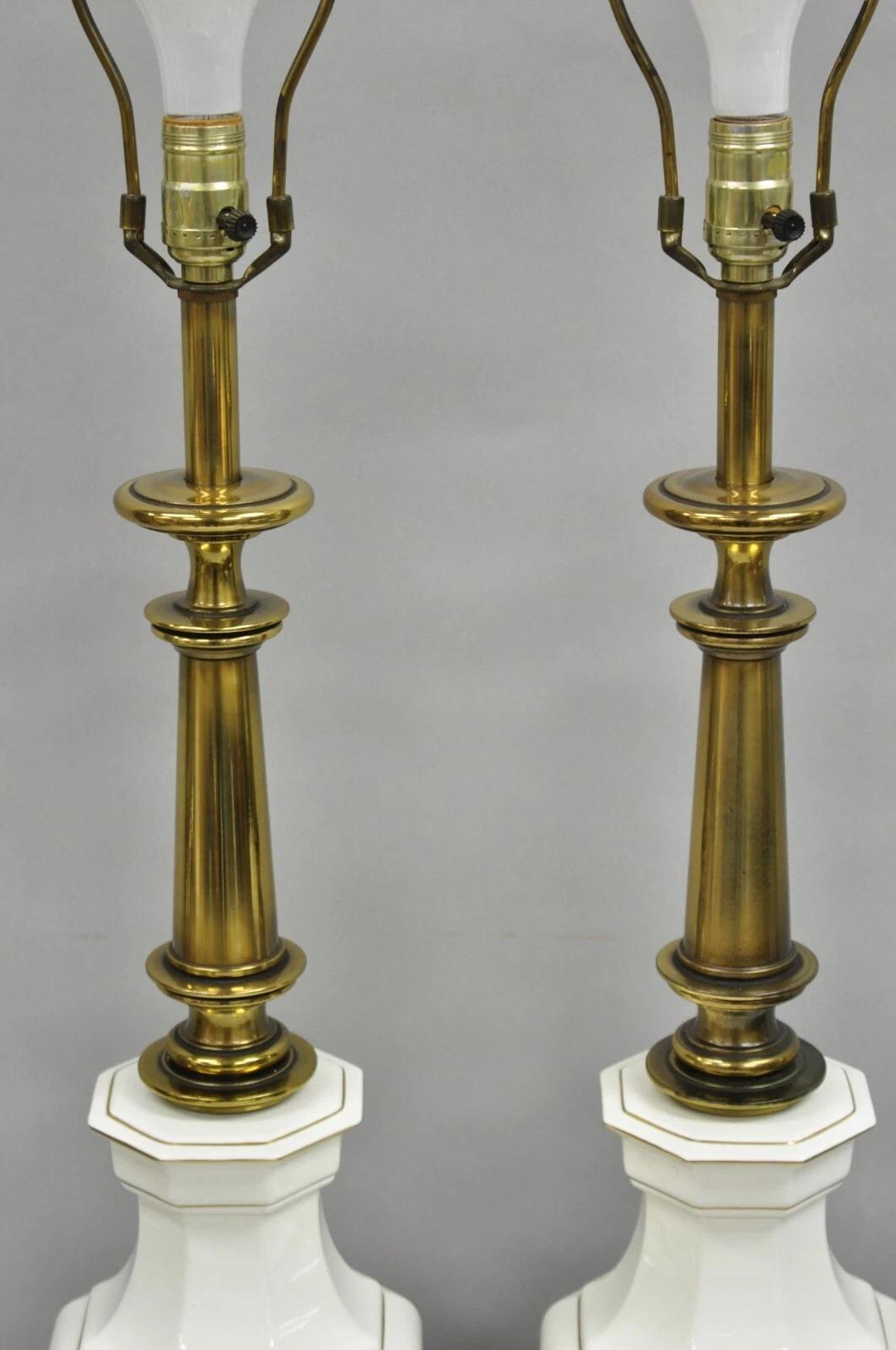 XX secolo Lampade da tavolo in ottone brunito e porcellana in stile impero di Stiffel (B) - coppia in vendita