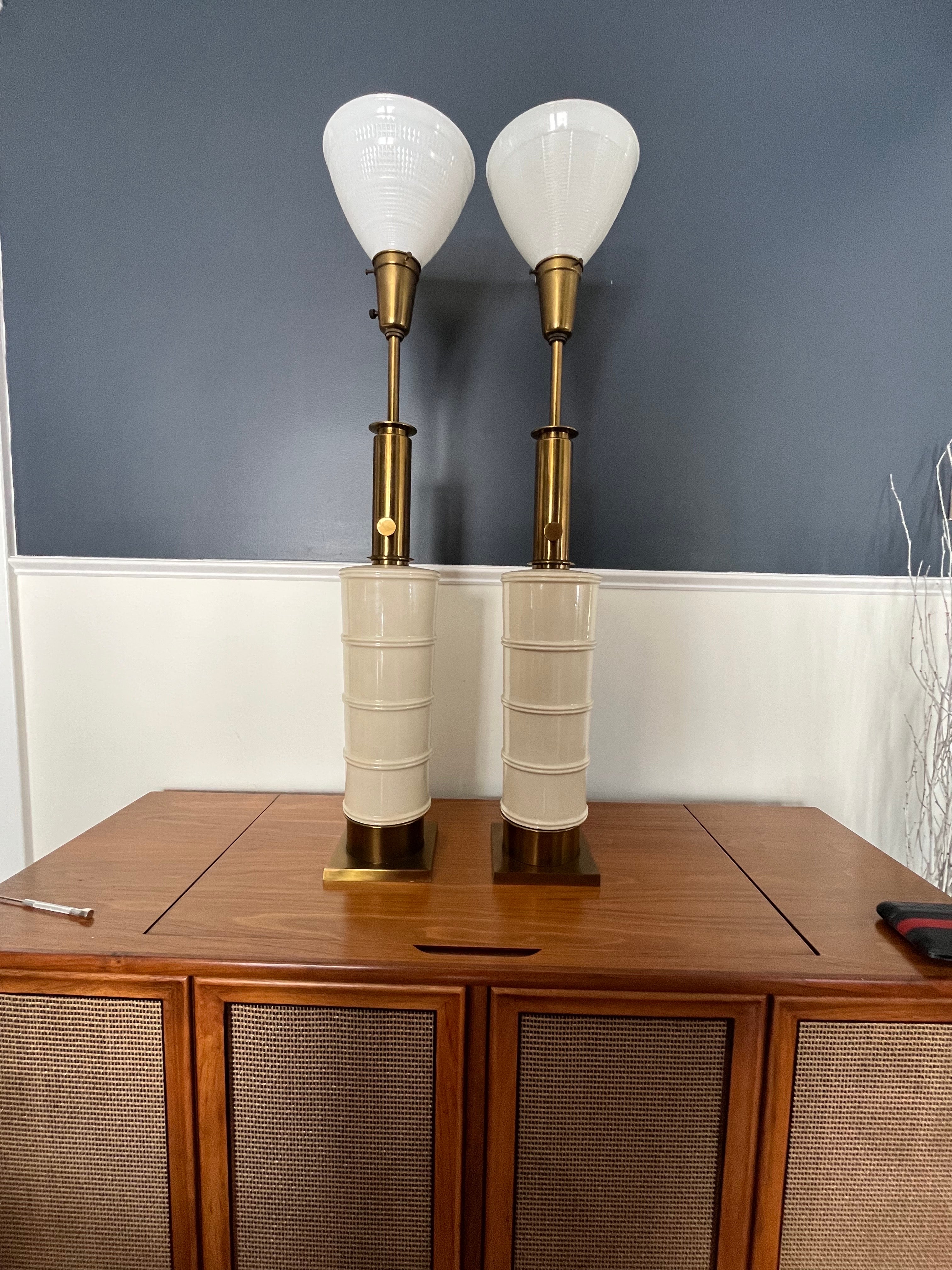 Precioso par de lámparas Stiffel con motivo de bambú de imitación. Gran color hueso compensado con detalles de latón envejecido. Precioso diseño aerodinámico con interruptor de encendido/apagado tanto en la antorcha como en el vástago, con un