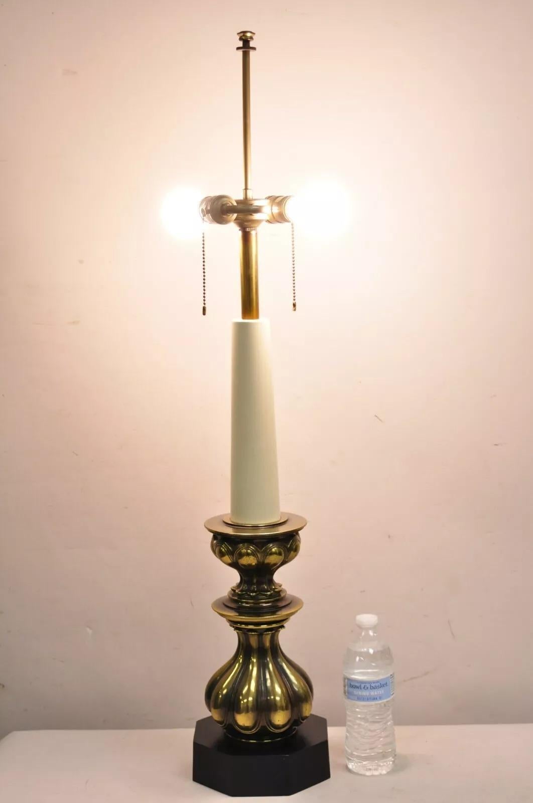 Lampada da tavolo barocca in ottone Stiffel Hollywood Regency con base in metallo. Circa alla fine del XX secolo. Misure: 36,5