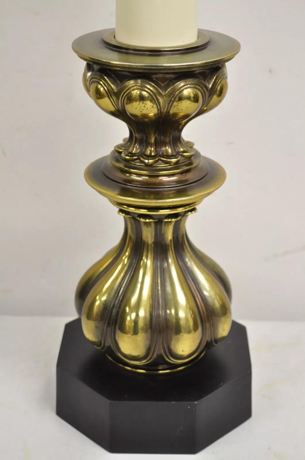 Sconosciuto Lampada da tavolo a candeliere barocca in ottone Stiffel Hollywood Regency d'epoca in vendita