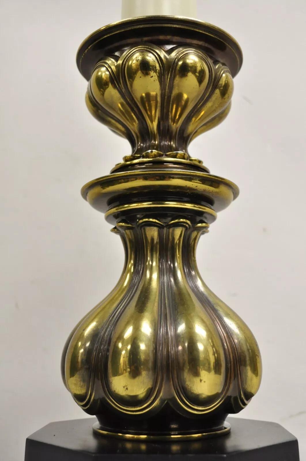 Lampada da tavolo a candeliere barocca in ottone Stiffel Hollywood Regency d'epoca In condizioni buone in vendita a Philadelphia, PA