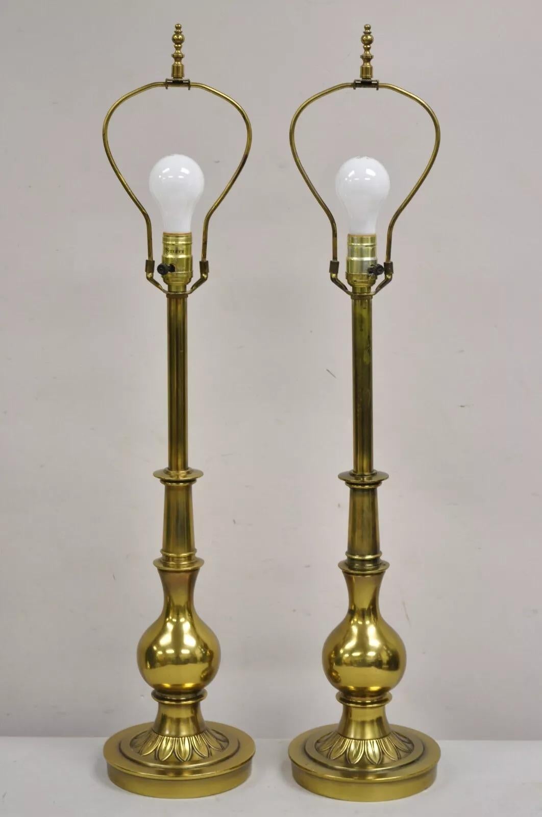 Paire de lampes de bureau vintage Stiffel Hollywood Regency à colonne bulbeuse en laiton en vente 6