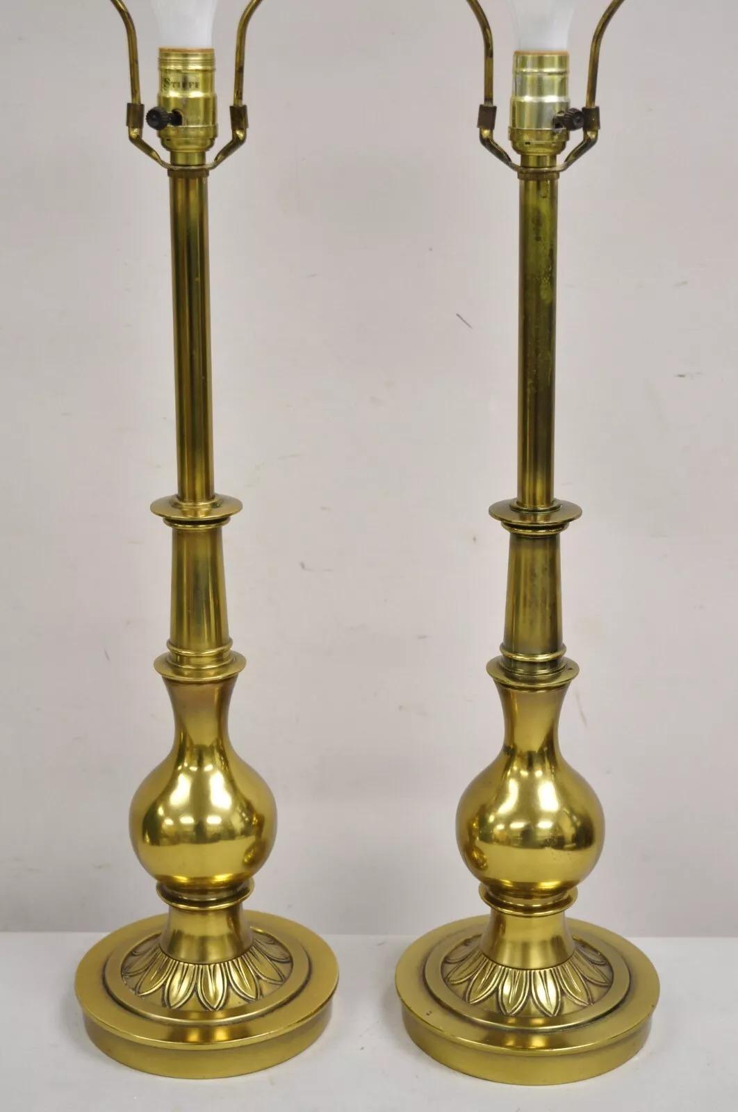 Inconnu Paire de lampes de bureau vintage Stiffel Hollywood Regency à colonne bulbeuse en laiton en vente